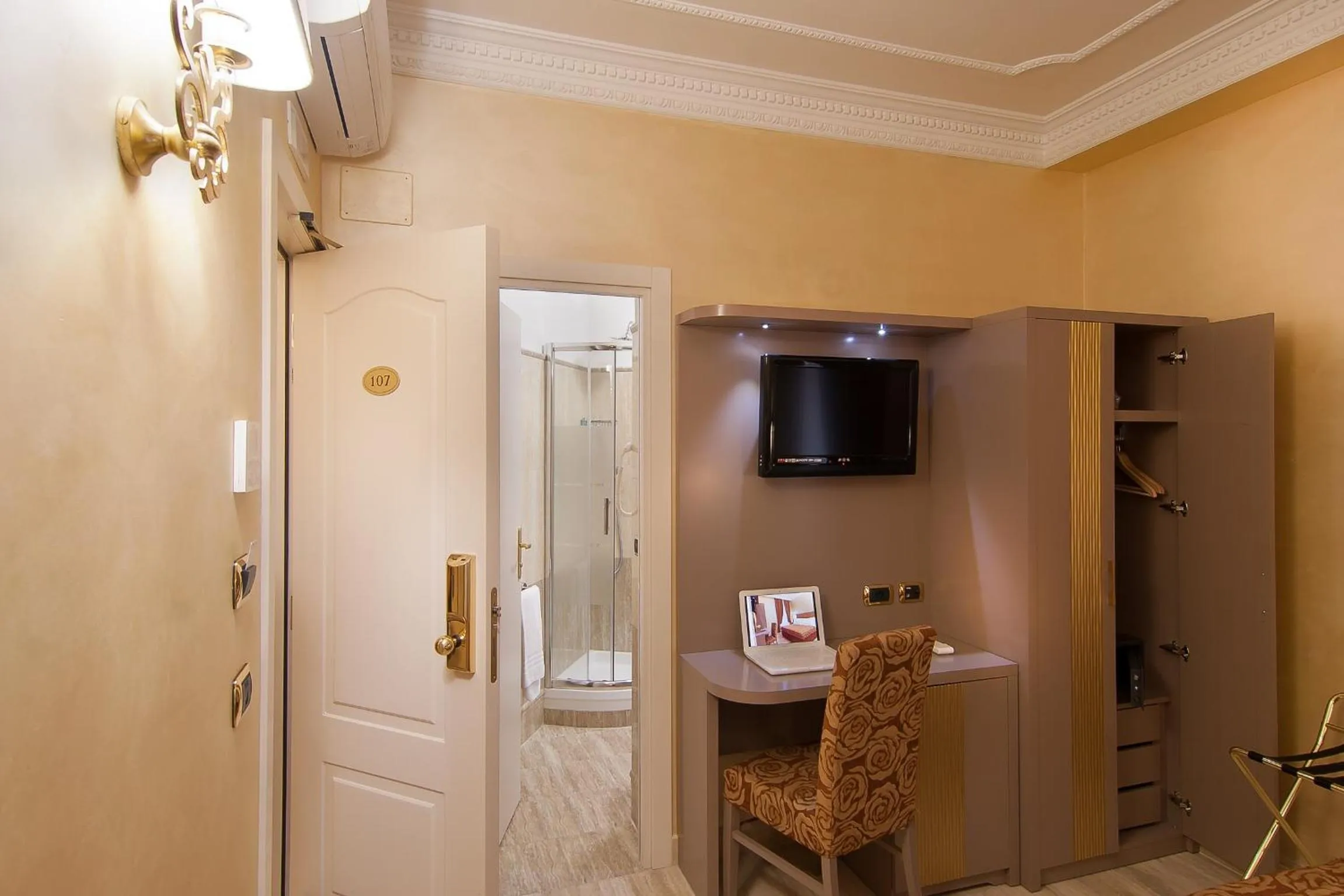 Bathroom in Hotel Fellini a Fontana di Trevi