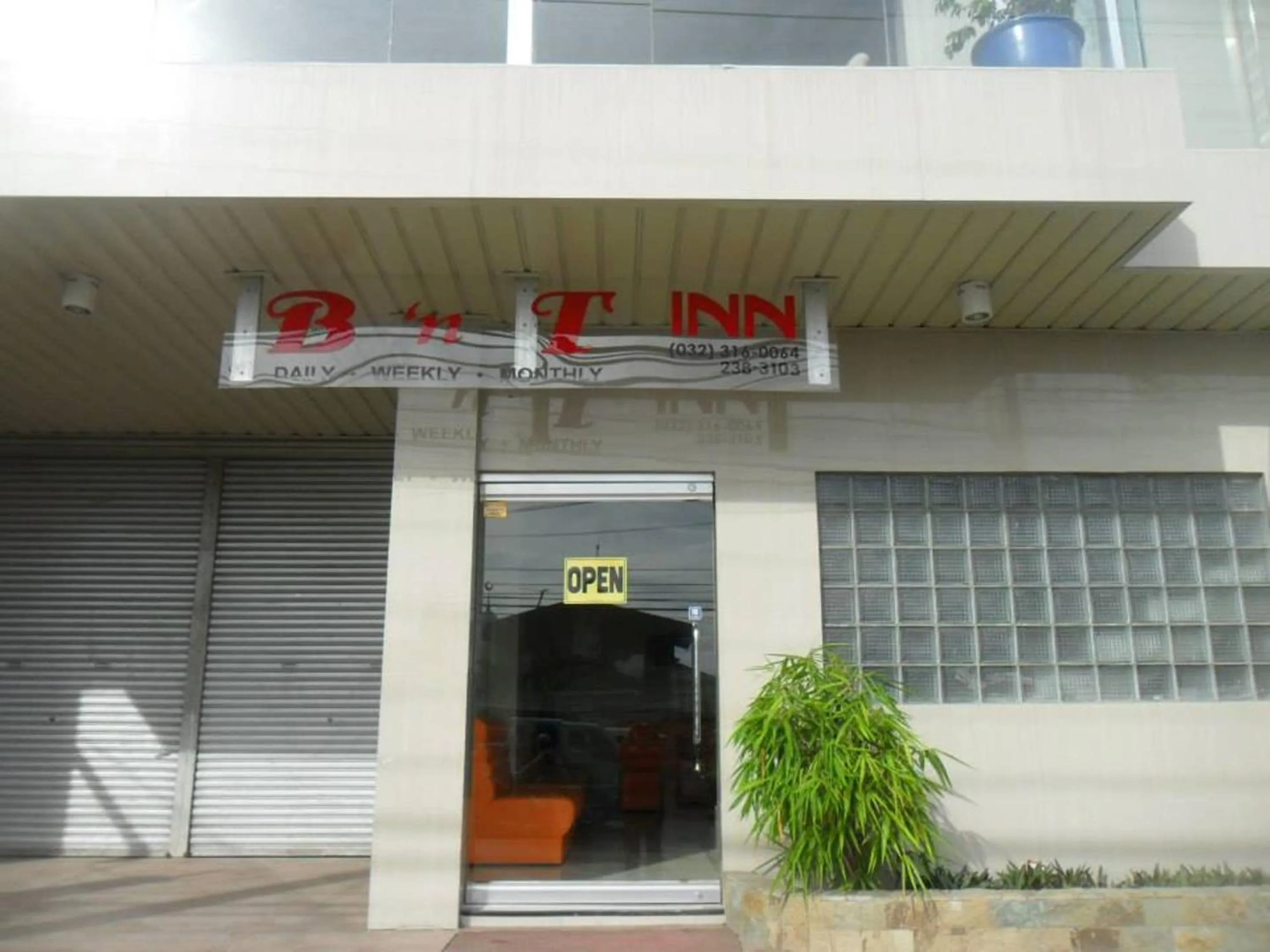 Facade/entrance in BnT Inn