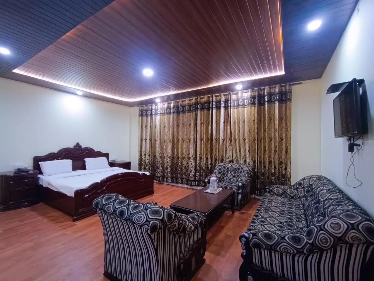 Photo of the whole room, Bed in Surya Resort Dalhousie