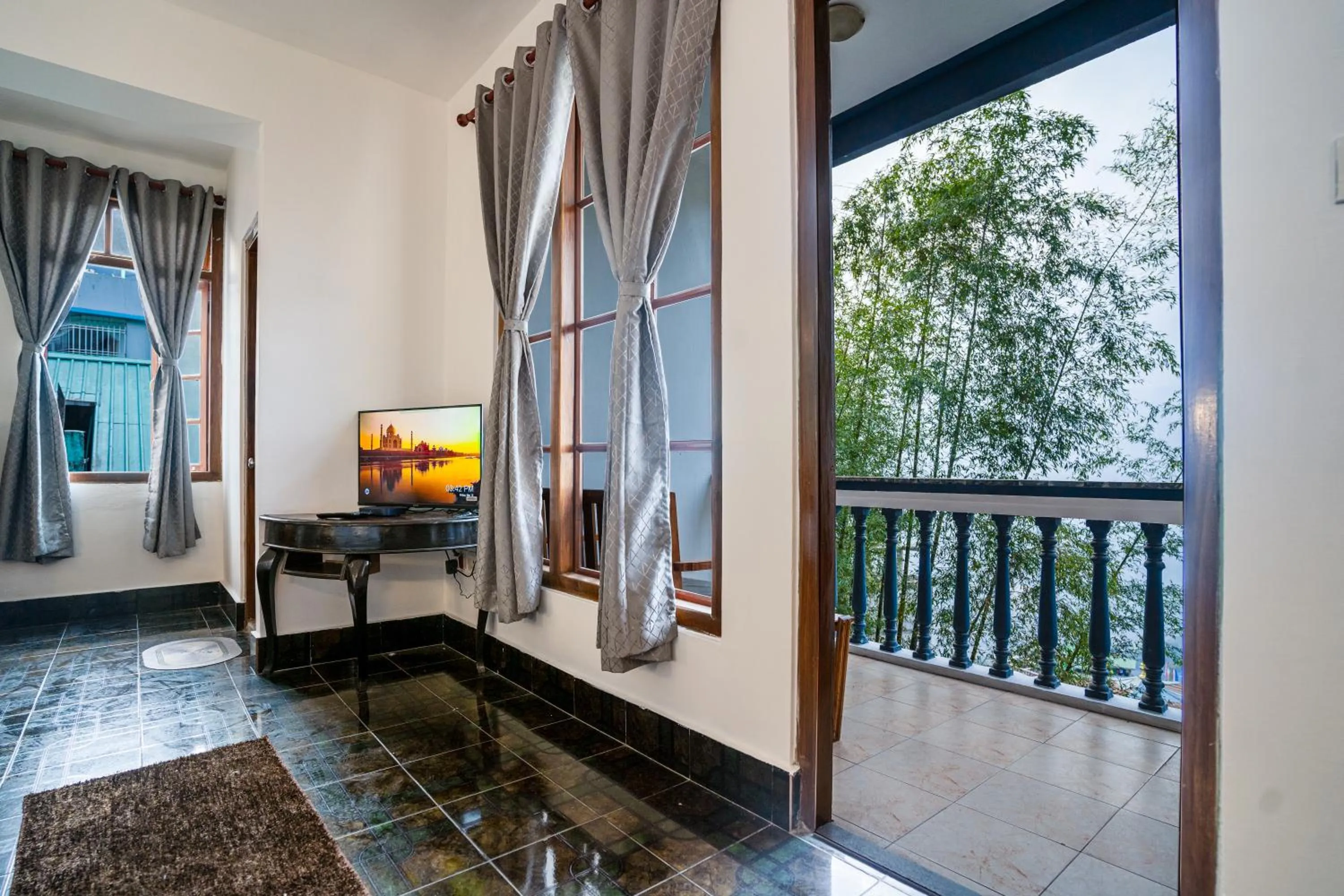 TV and multimedia in Sharolyn Boutique Hotel