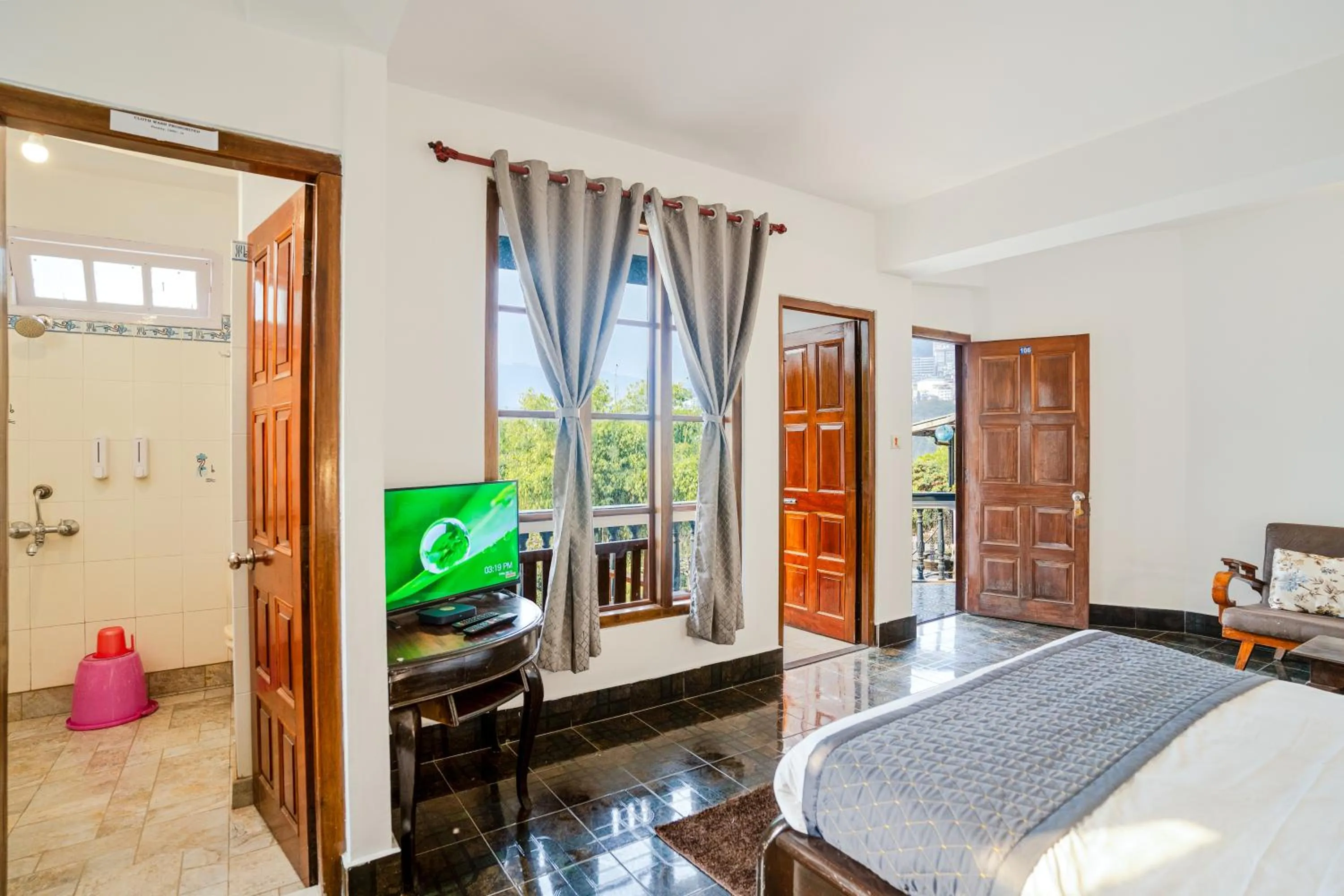 Bed in Sharolyn Boutique Hotel