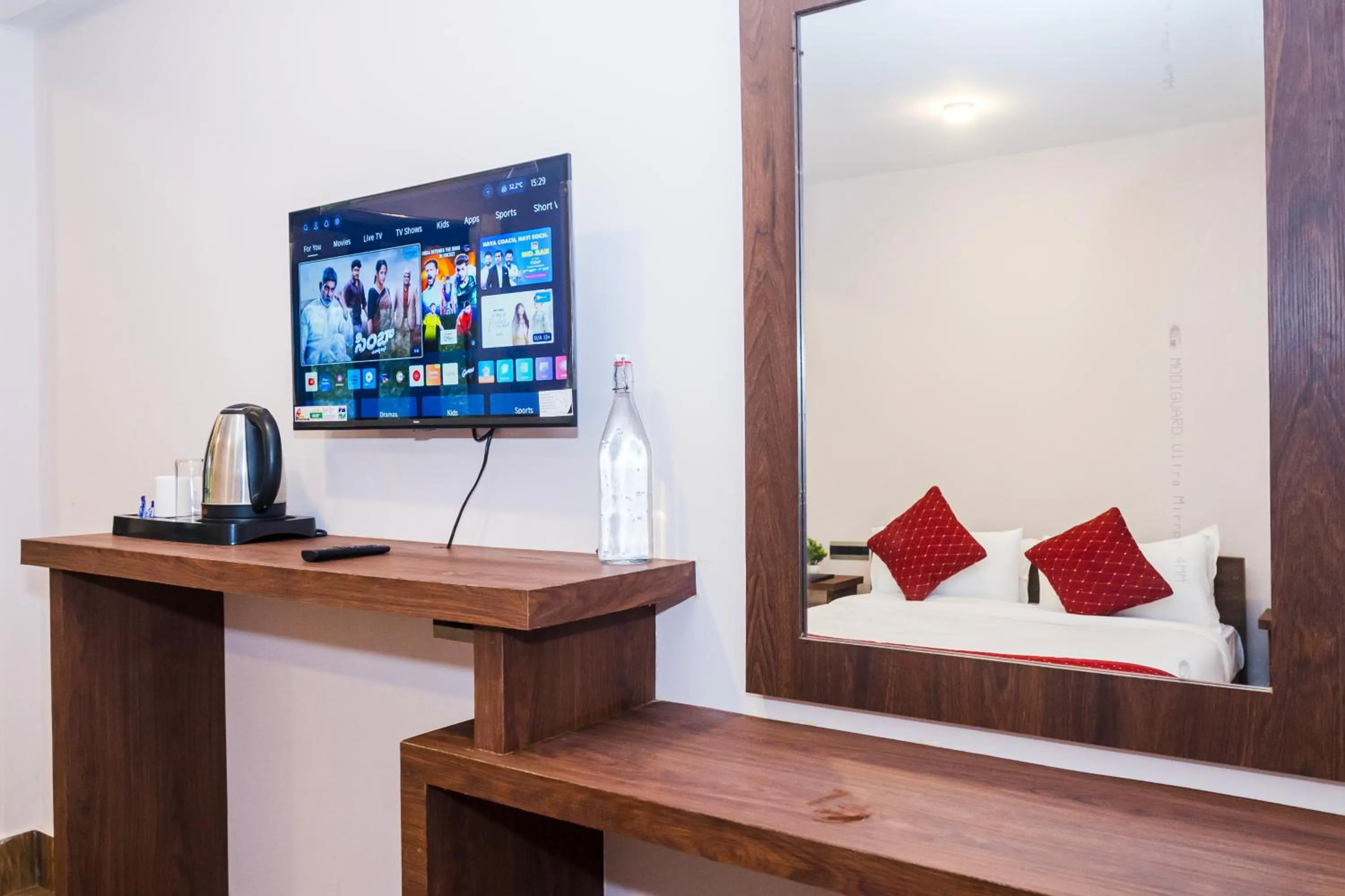 TV and multimedia in Sharolyn Boutique Hotel