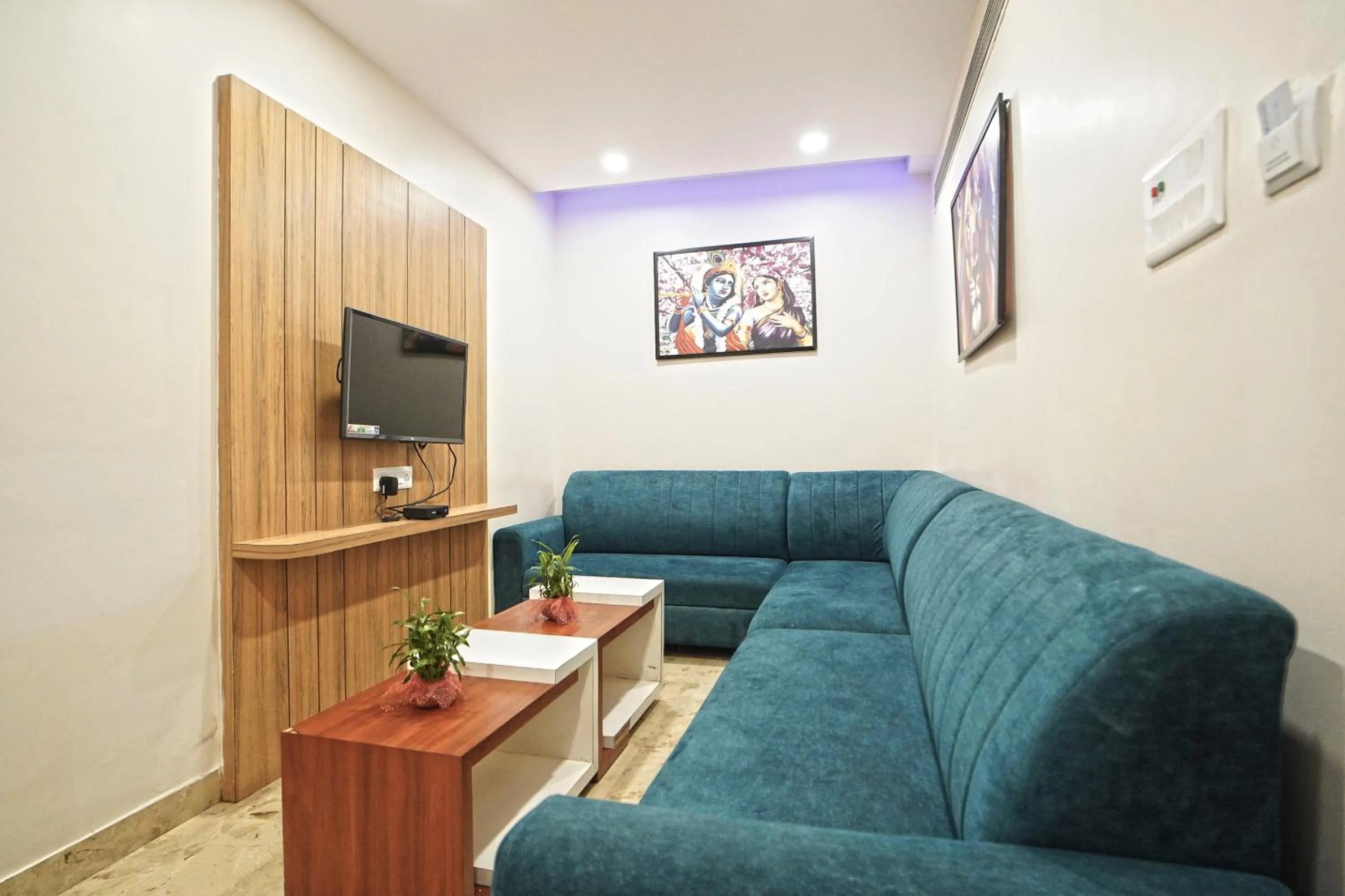 Communal lounge/ TV room in Hotel Ekta International !! 300 Mts From BABA BAIDYANATH DHAM TEMPLE !!