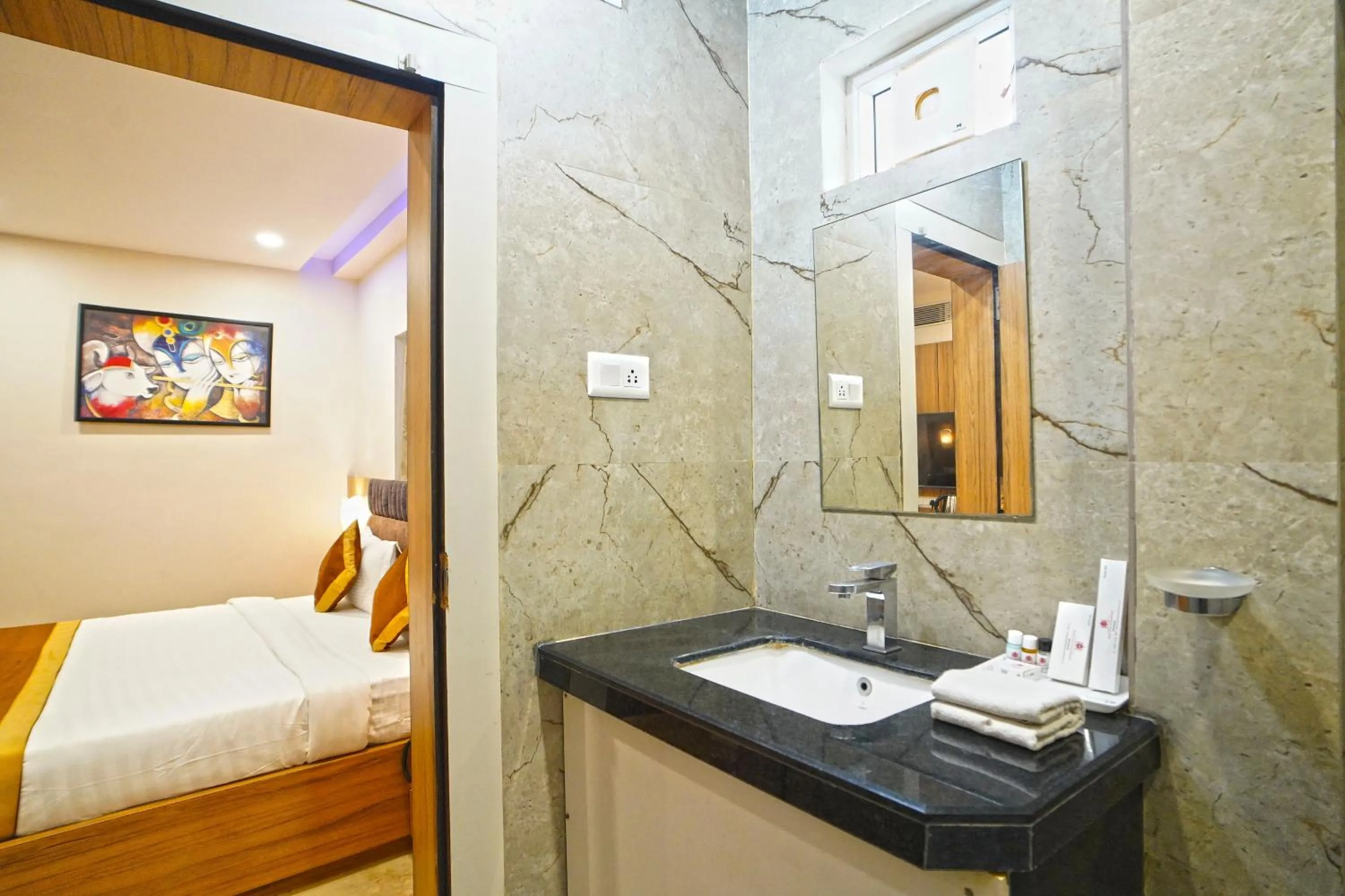 Shower, Bed in Hotel Ekta International !! 300 Mts From BABA BAIDYANATH DHAM TEMPLE !!