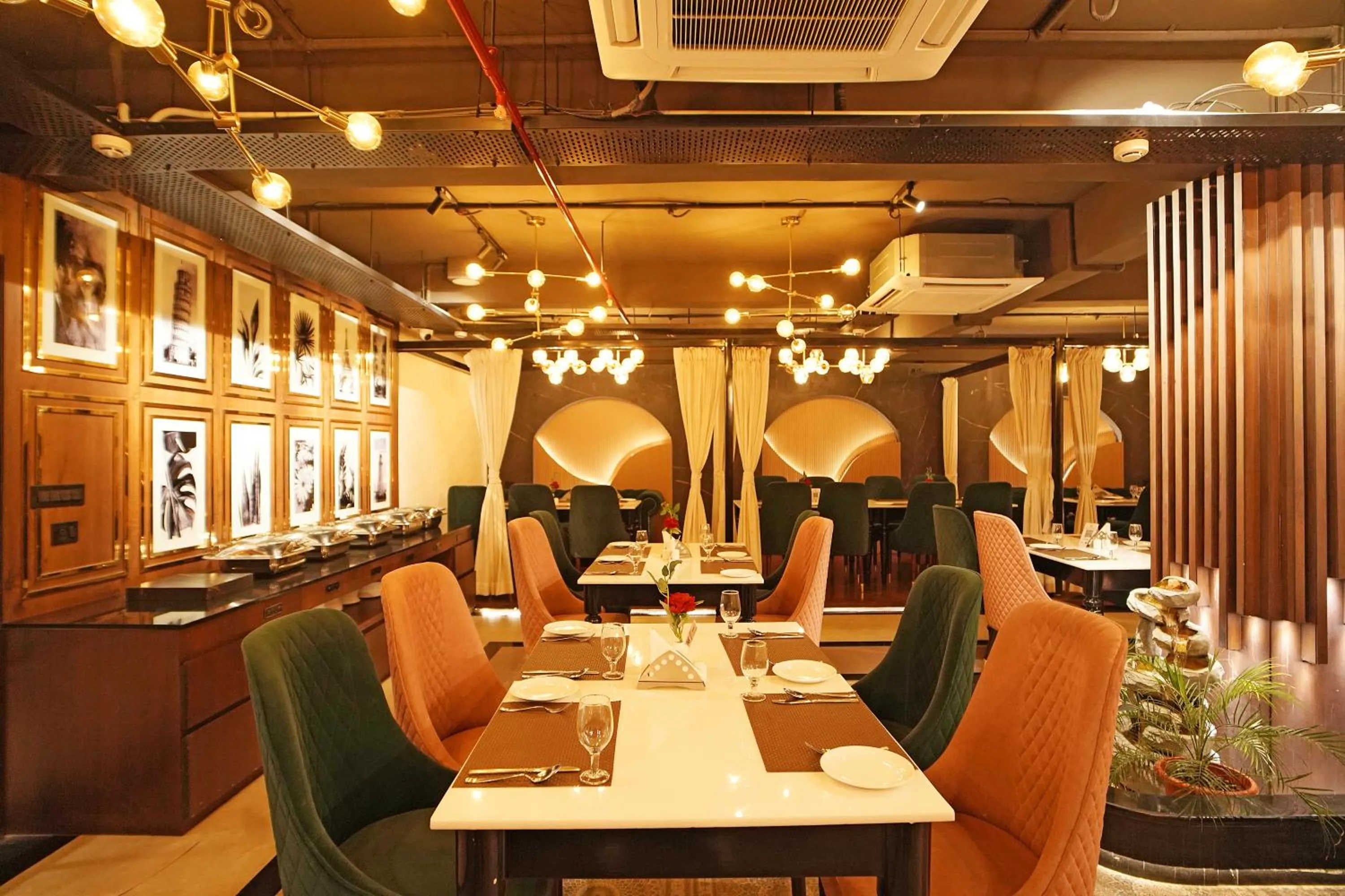 Restaurant/places to eat in Hotel Ekta International !! 300 Mts From BABA BAIDYANATH DHAM TEMPLE !!