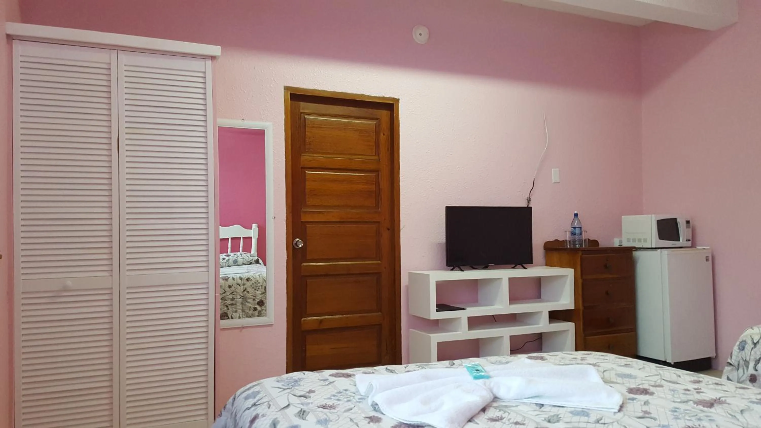 TV and multimedia, Bed in Anchorage Beach Resort Caye Caulker