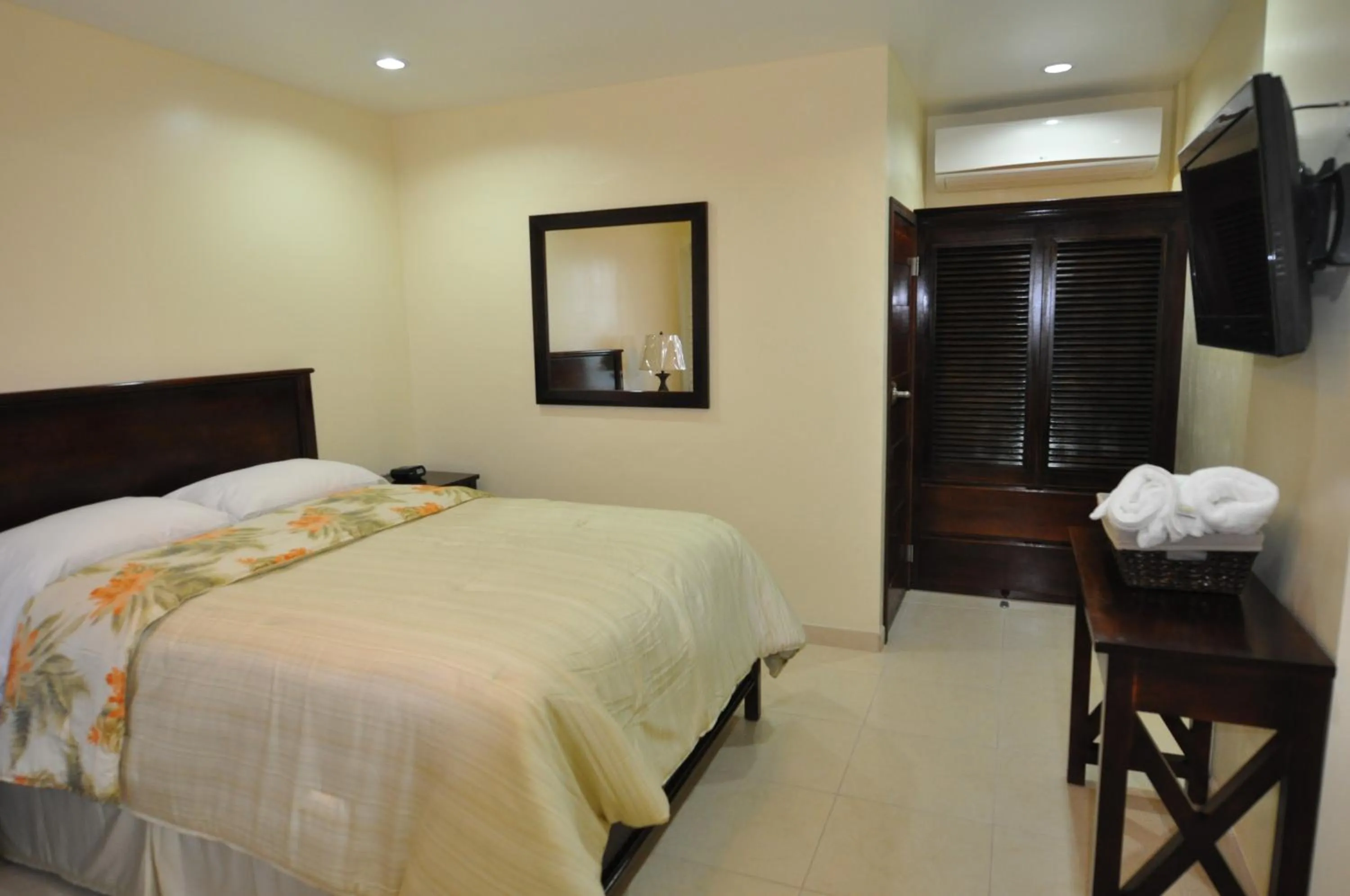 Photo of the whole room, Bed in Rainbow Hotel