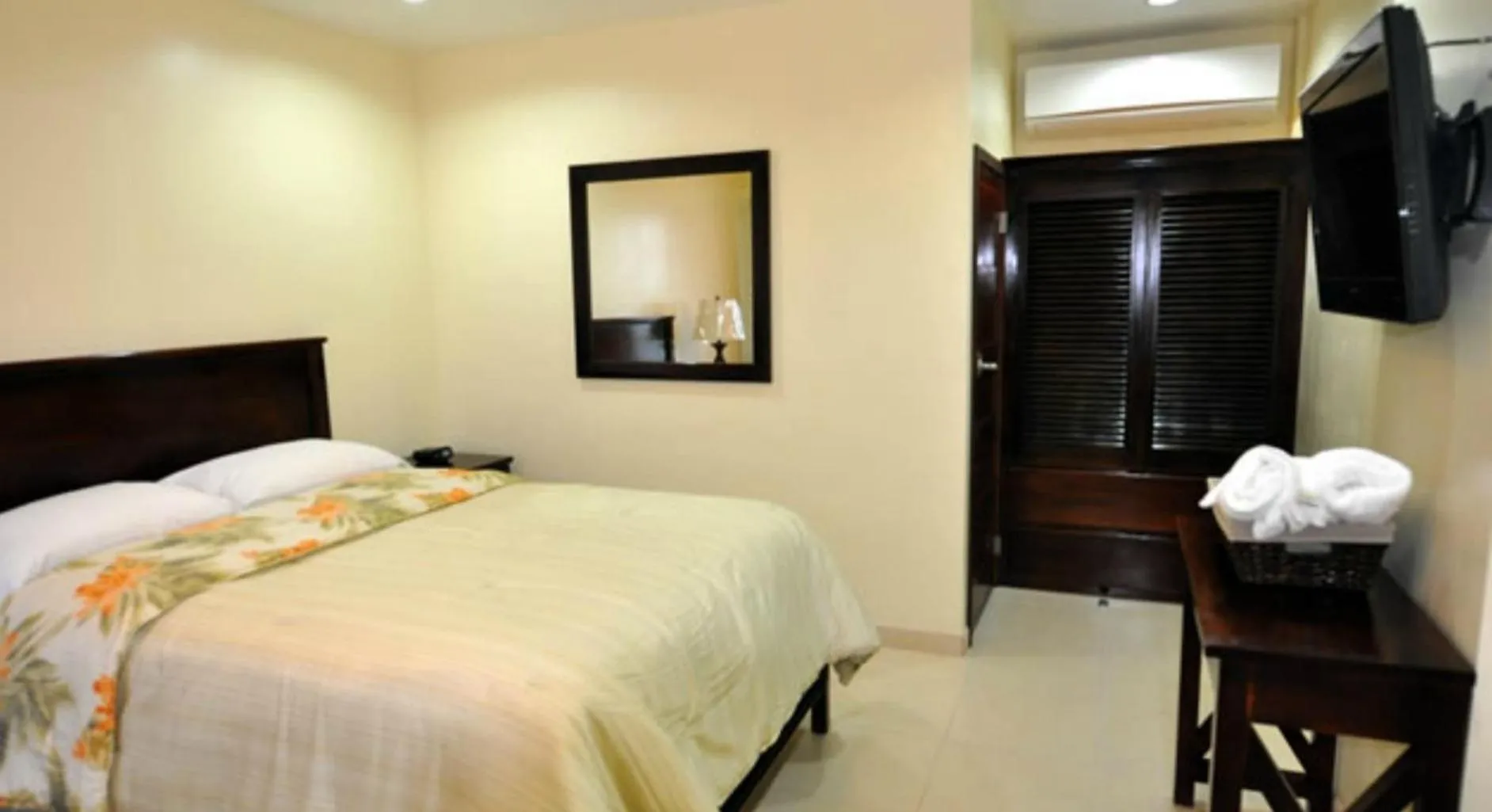 Photo of the whole room, Bed in Rainbow Hotel