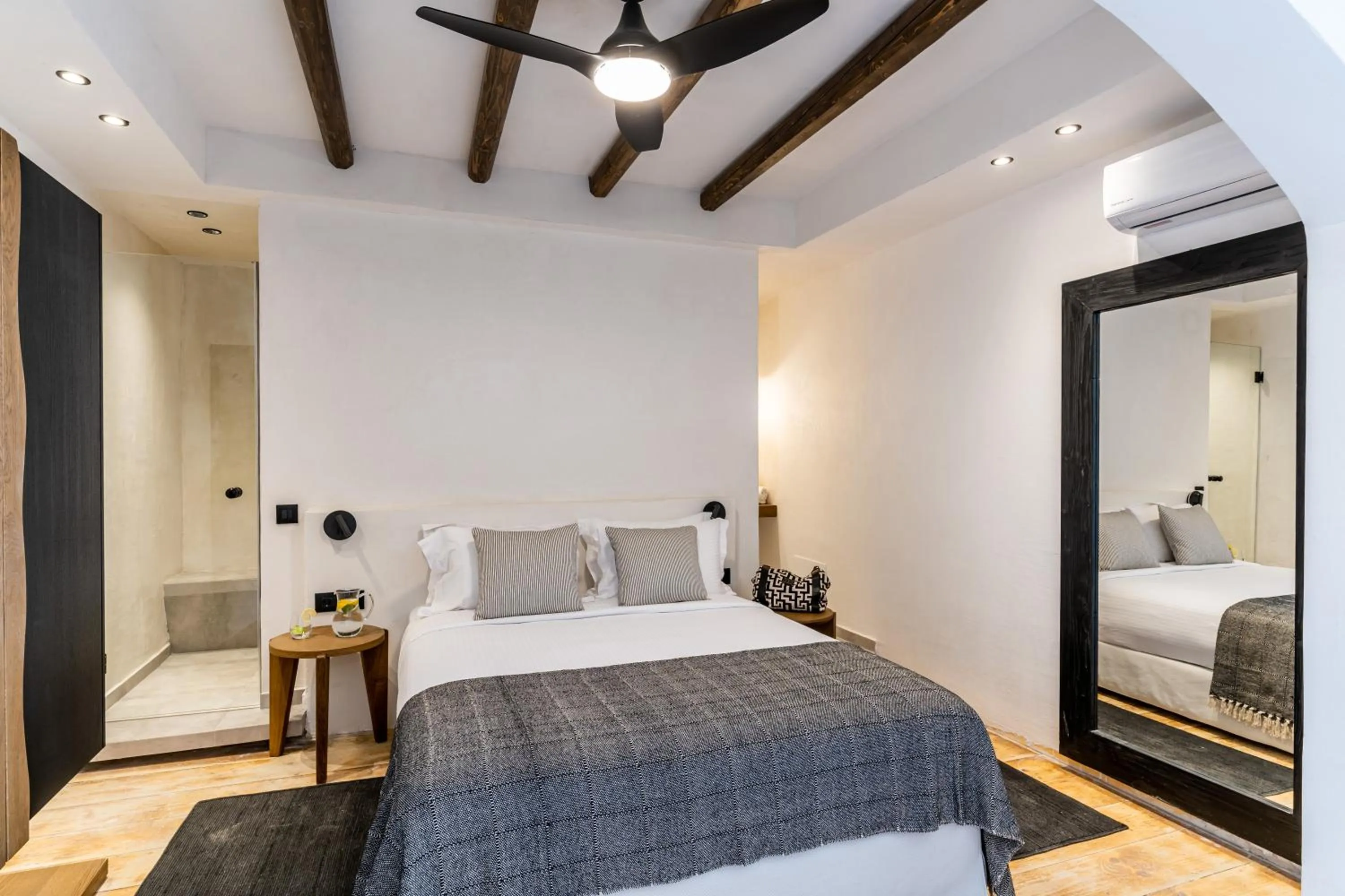 Bedroom, Bed in Amer Suites