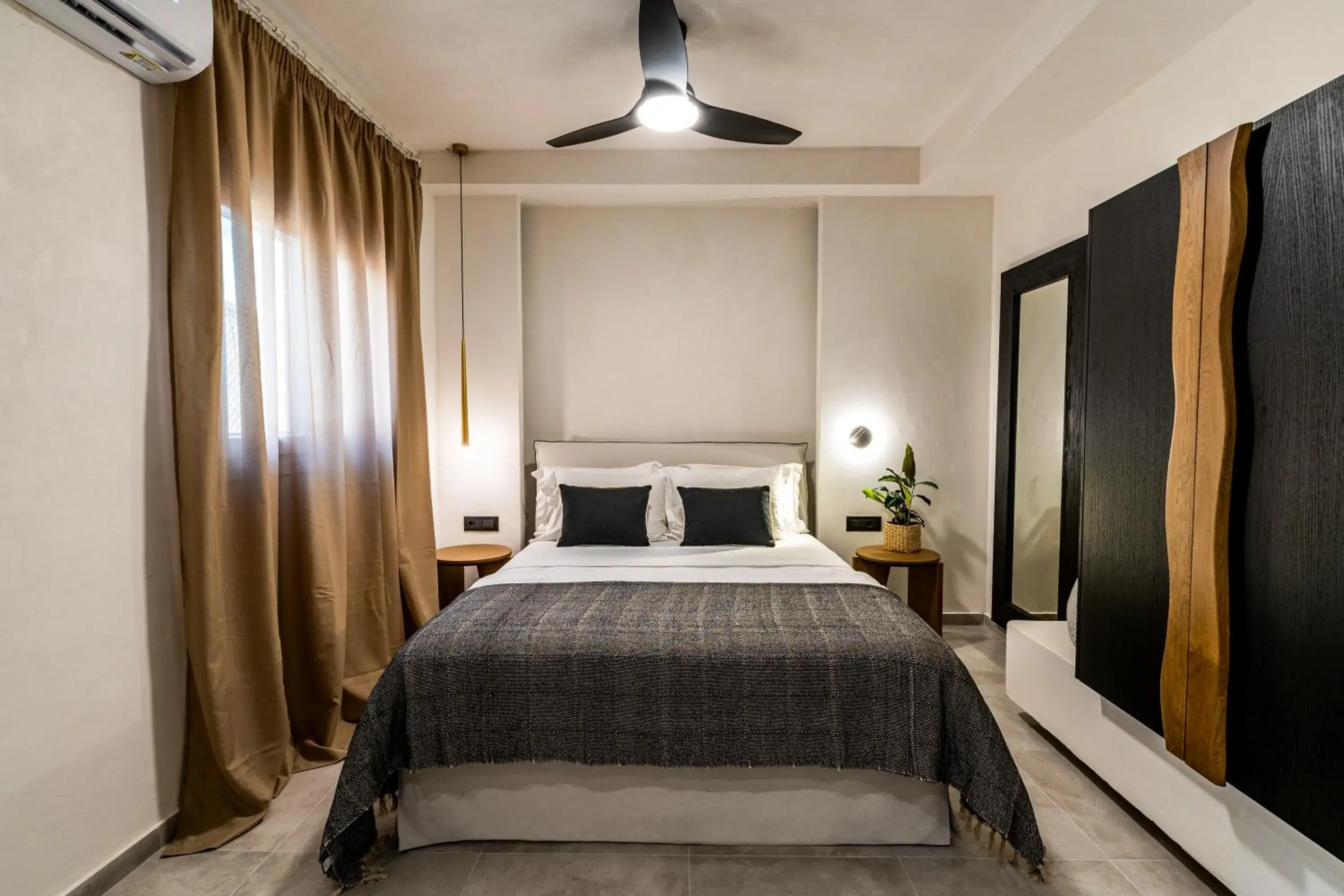 Double Room in Amer Suites Double Room in Amer Suites