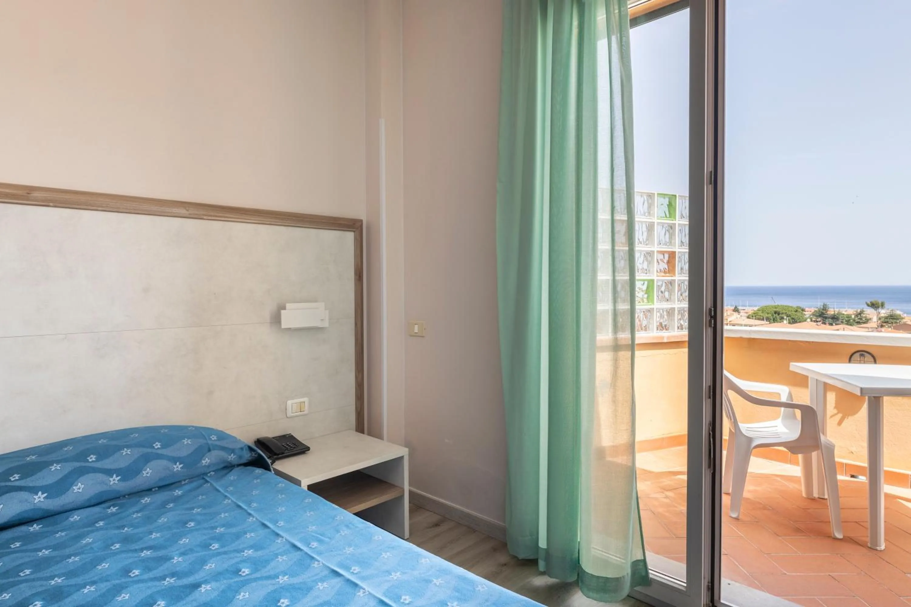 Balcony/Terrace, Bed in Hotel Residence Isola Verde