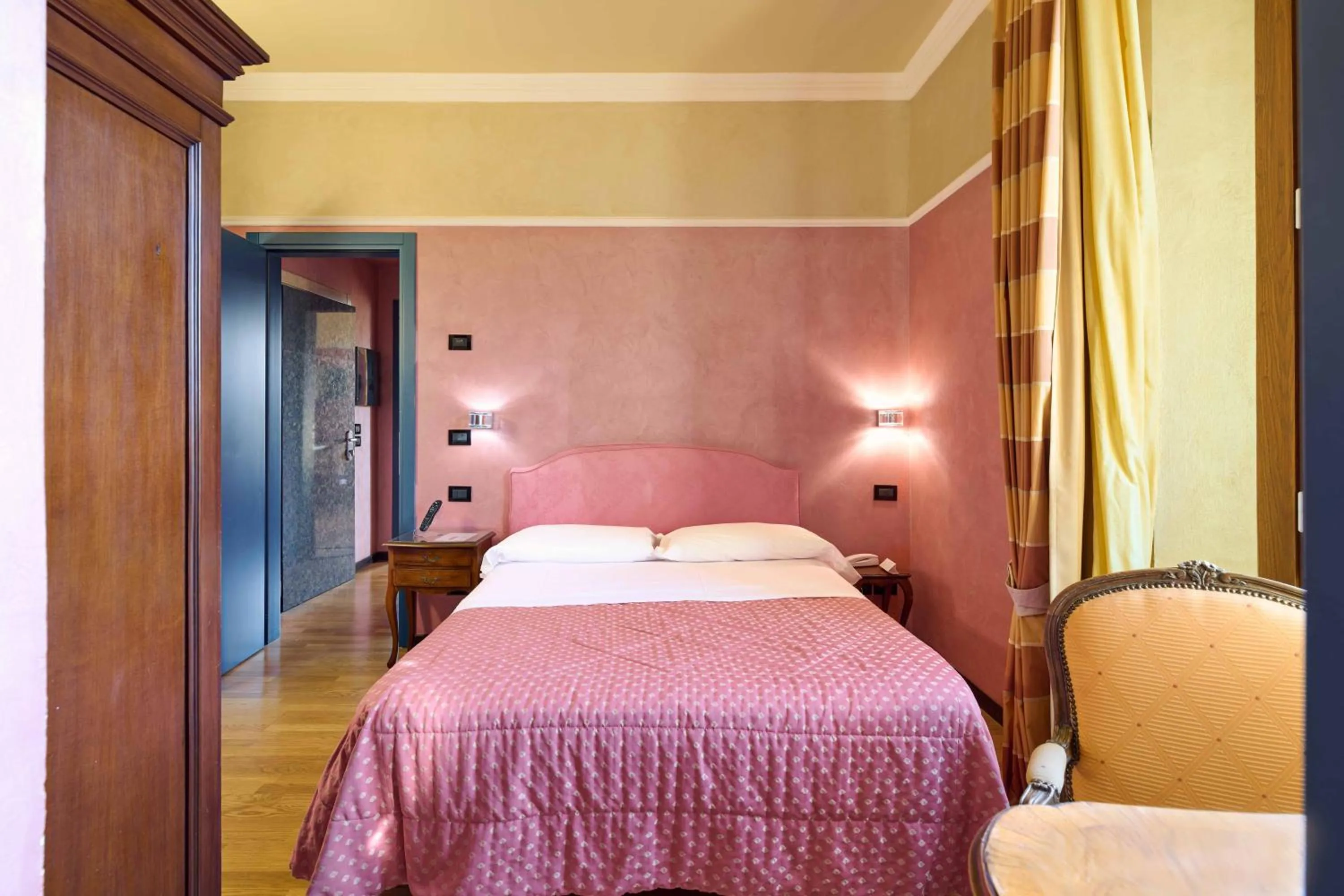 Bedroom, Bed in Grand Hotel Bellavista Palace & Golf