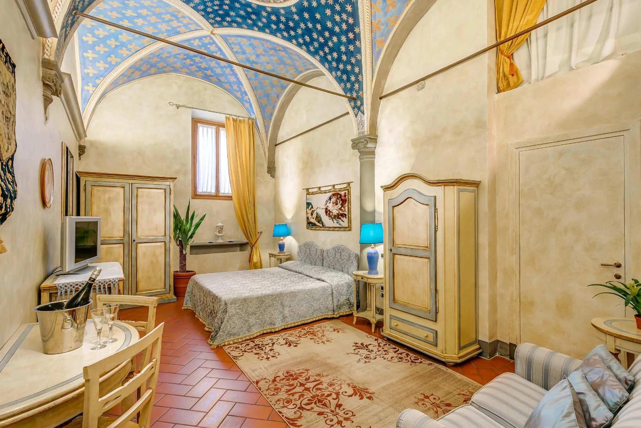 Photo of the whole room, Bed in Firenze Suite
