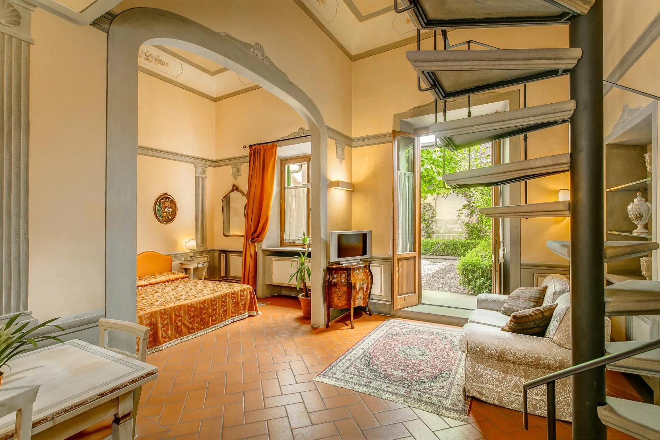 Photo of the whole room in Firenze Suite
