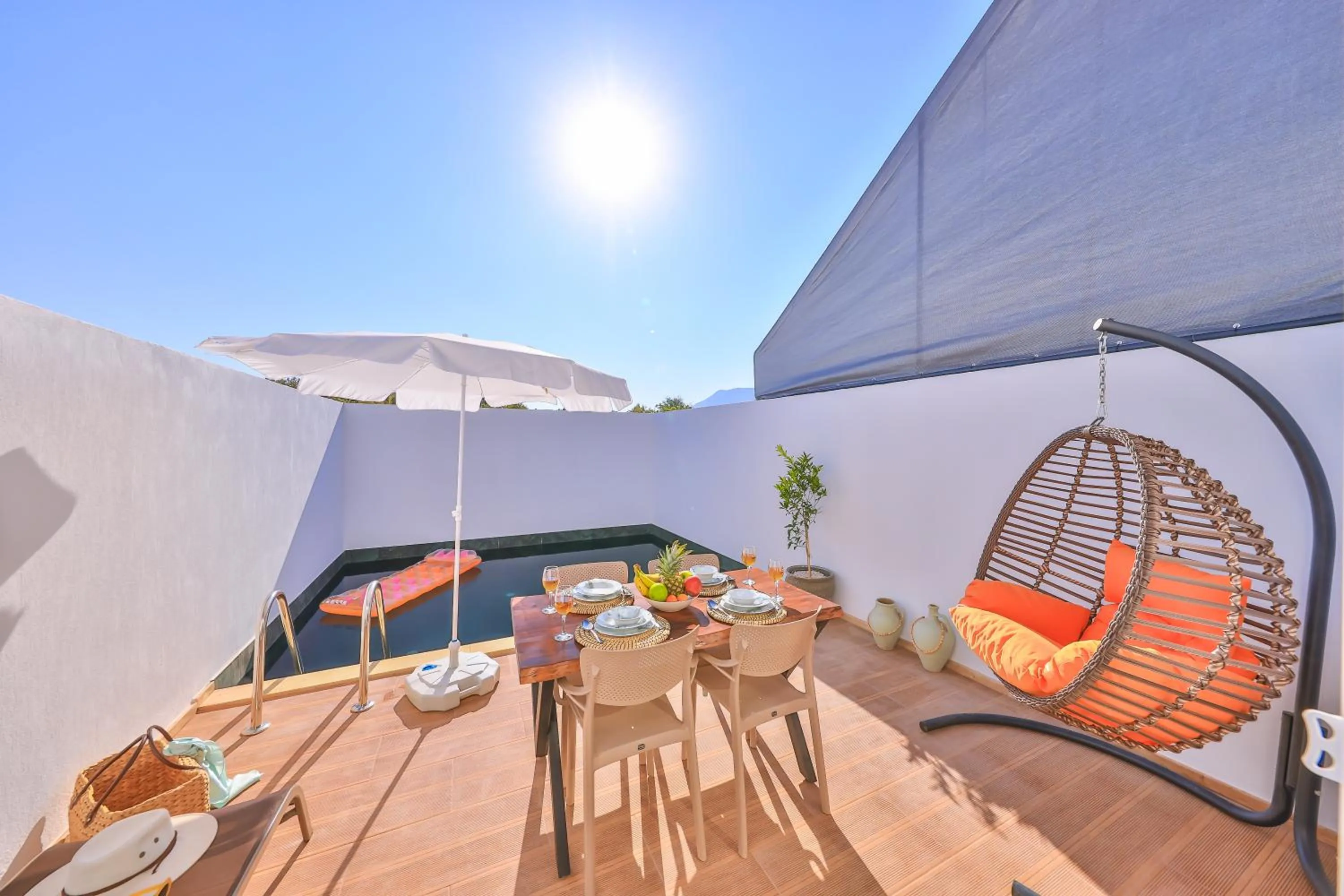 Swimming pool in Villa Ay