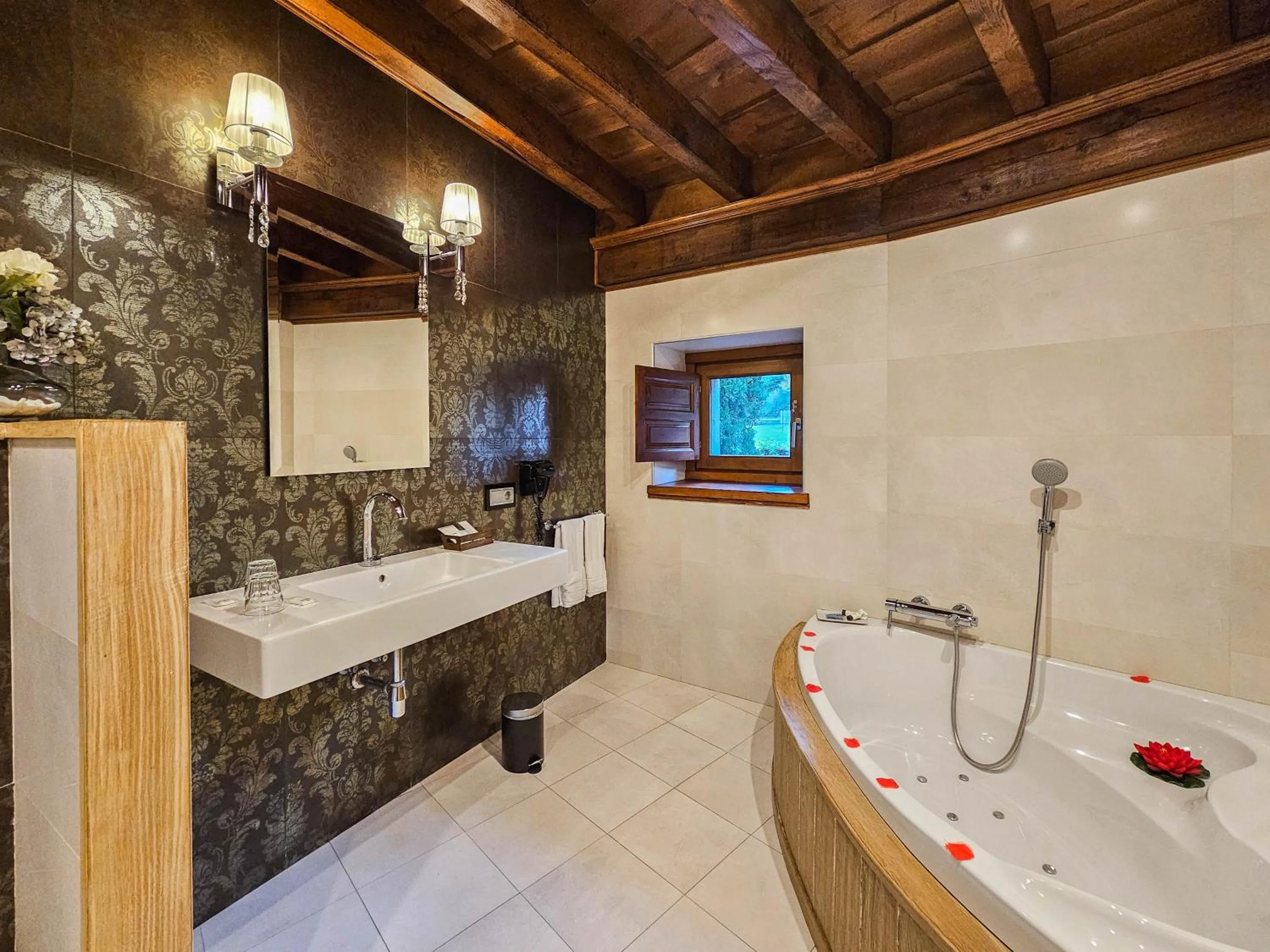 Hot Tub in Casona De La Pinta