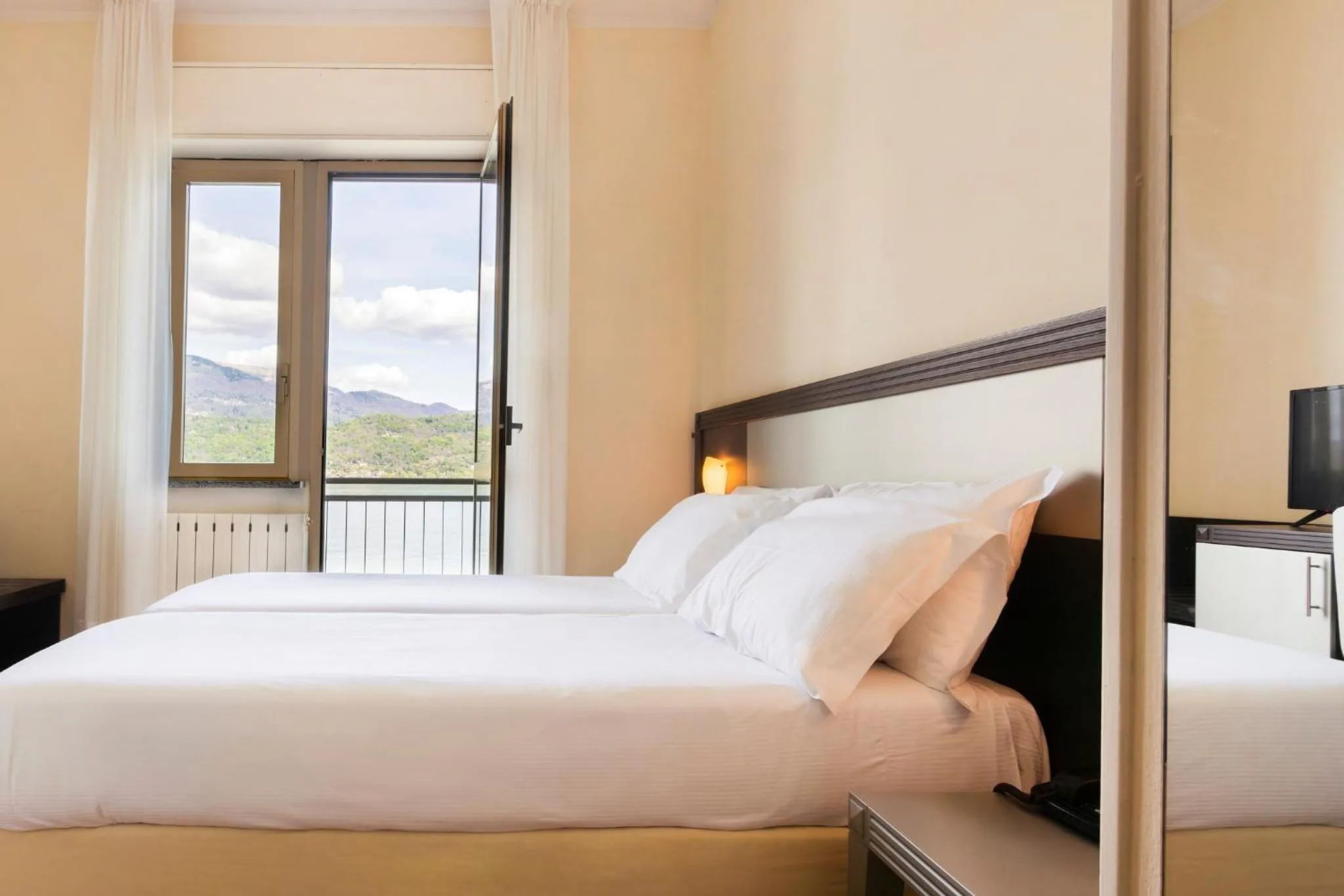 Bed in Hotel Carillon