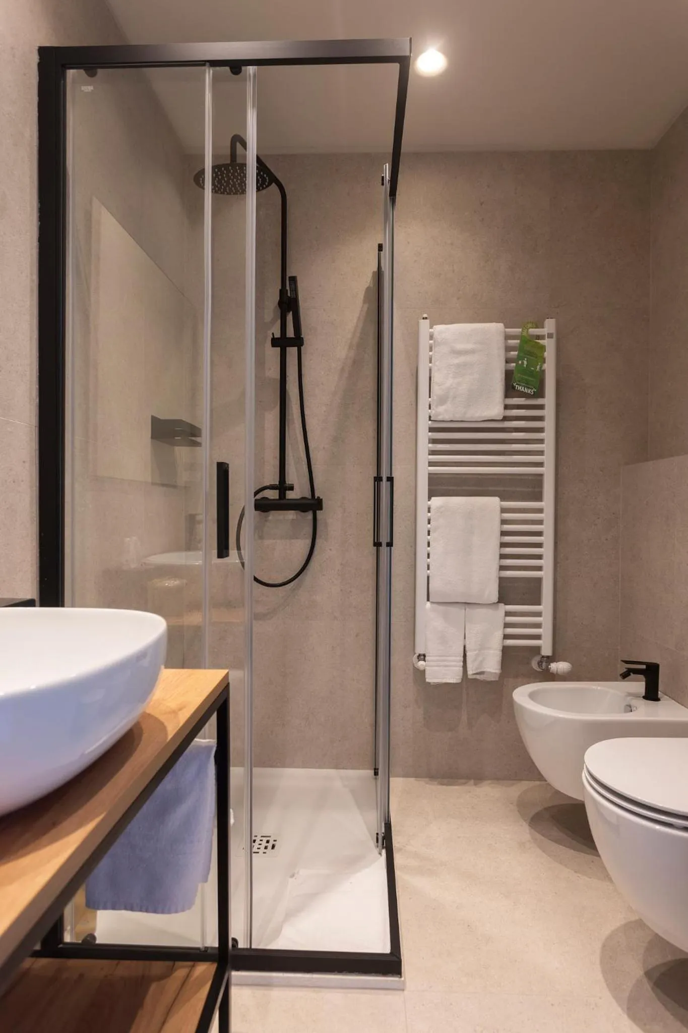 Bathroom in Hotel Carillon