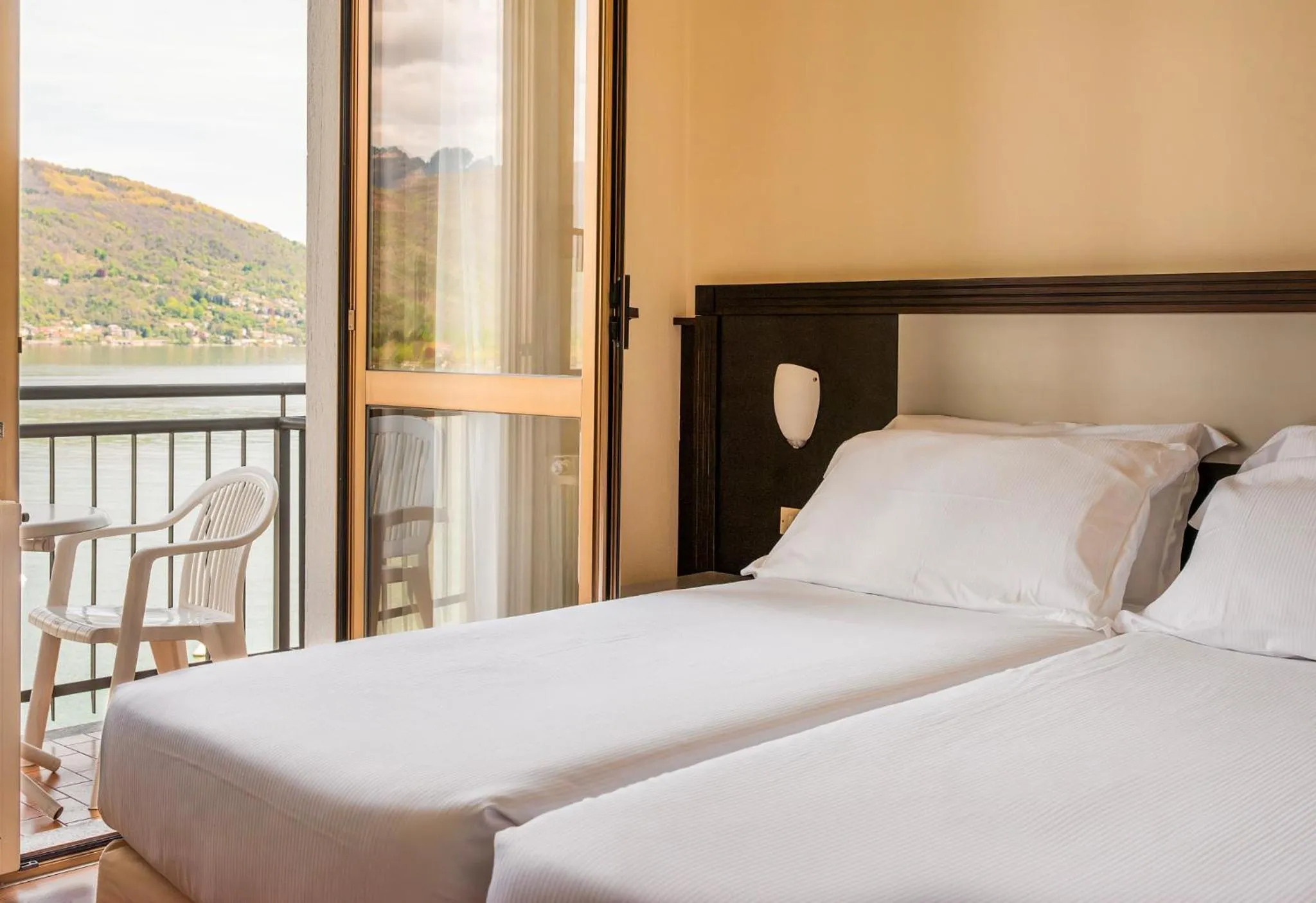 View (from property/room), Bed in Hotel Carillon