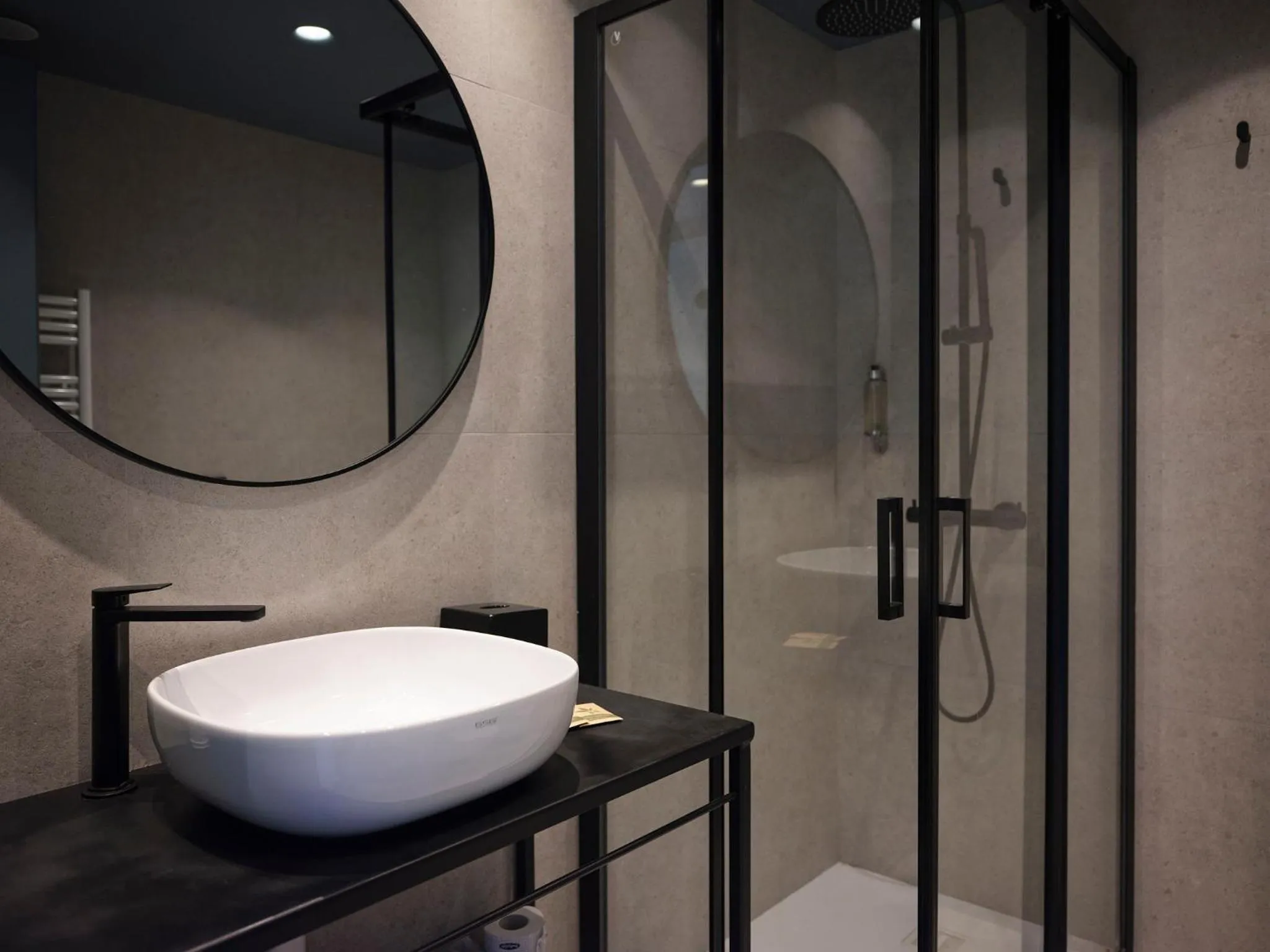 Shower in Hotel Carillon