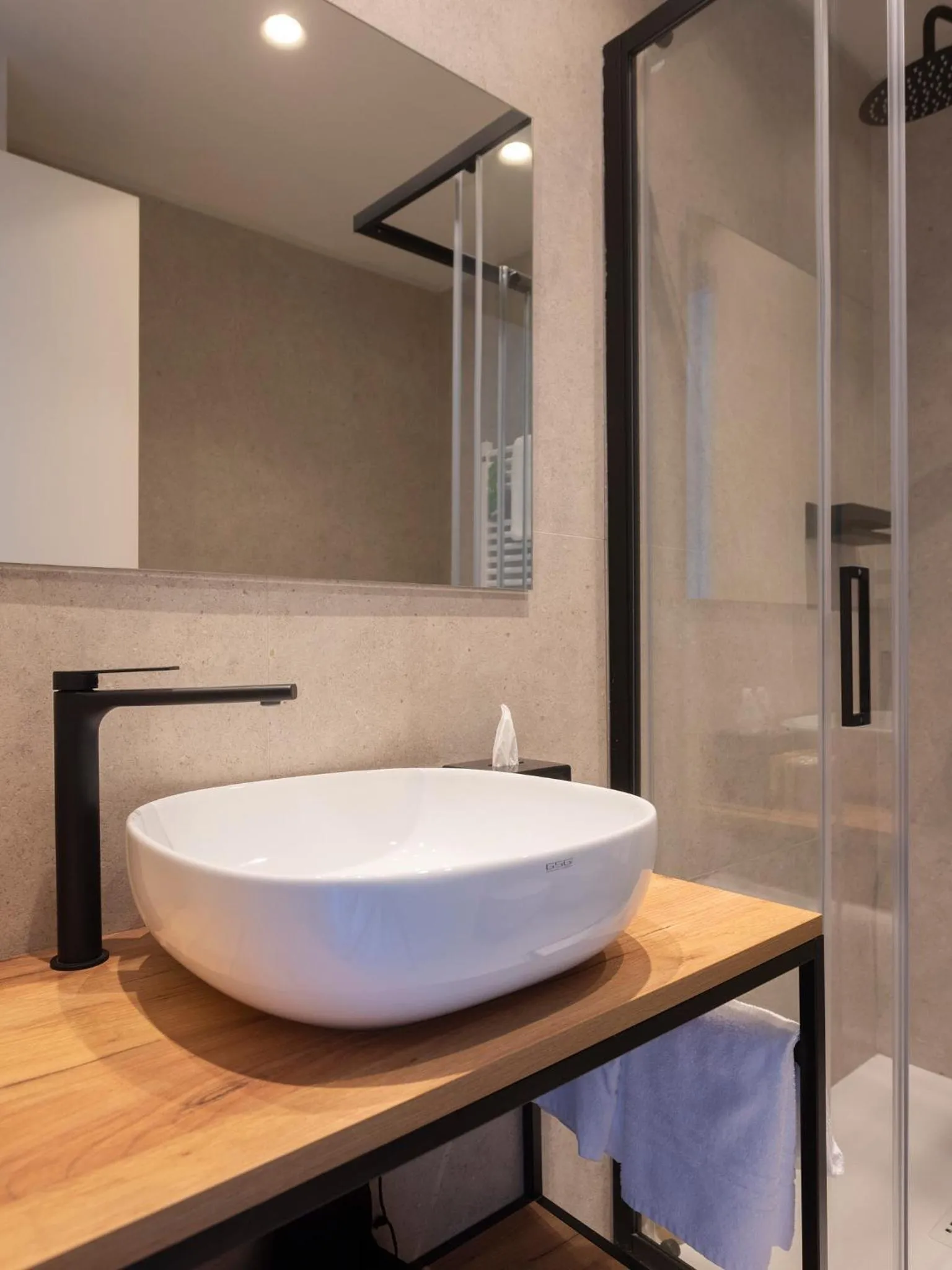 Shower in Hotel Carillon