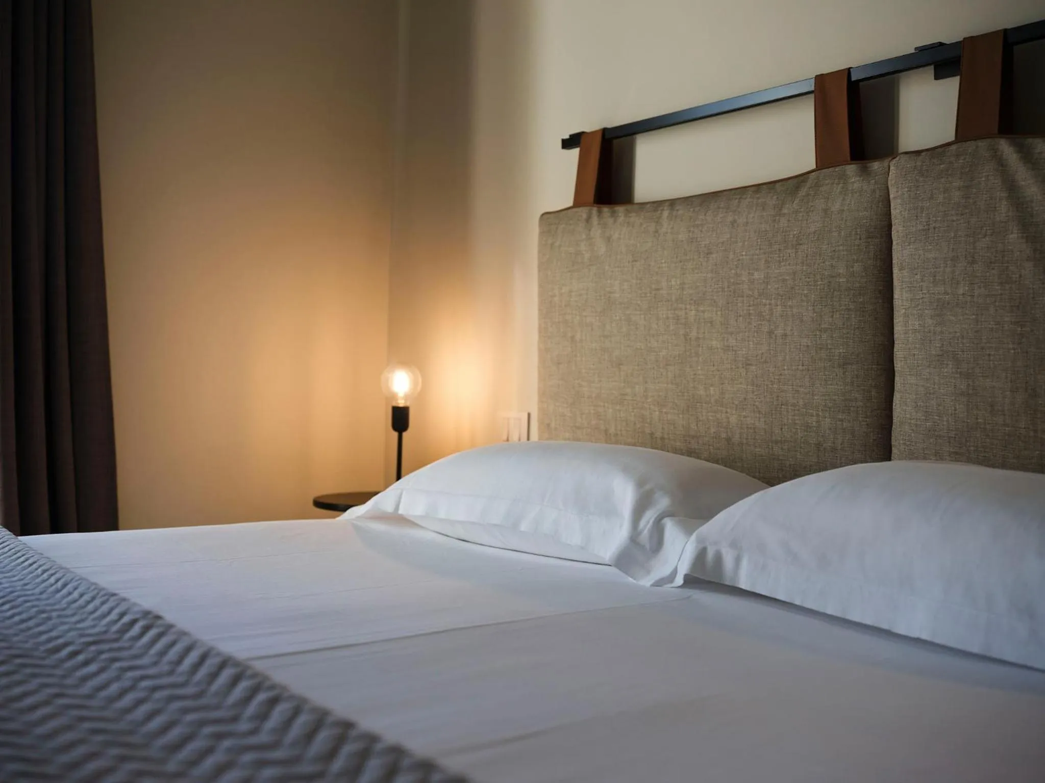 Bed in Hotel Carillon