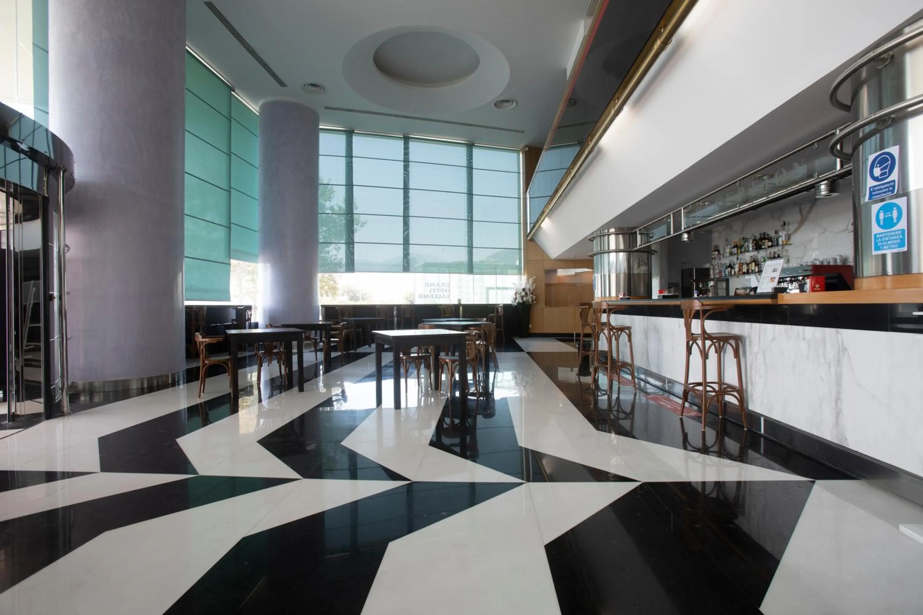 Lounge or bar in Grand Hotel Salerno