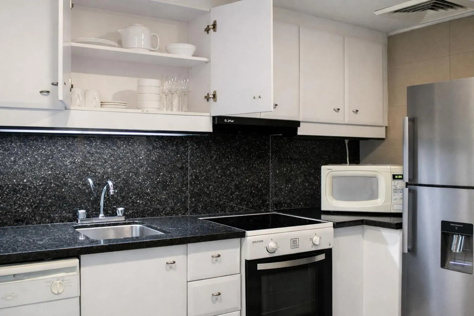 Kitchen or kitchenette in Aparta Hotel Torres de Suites