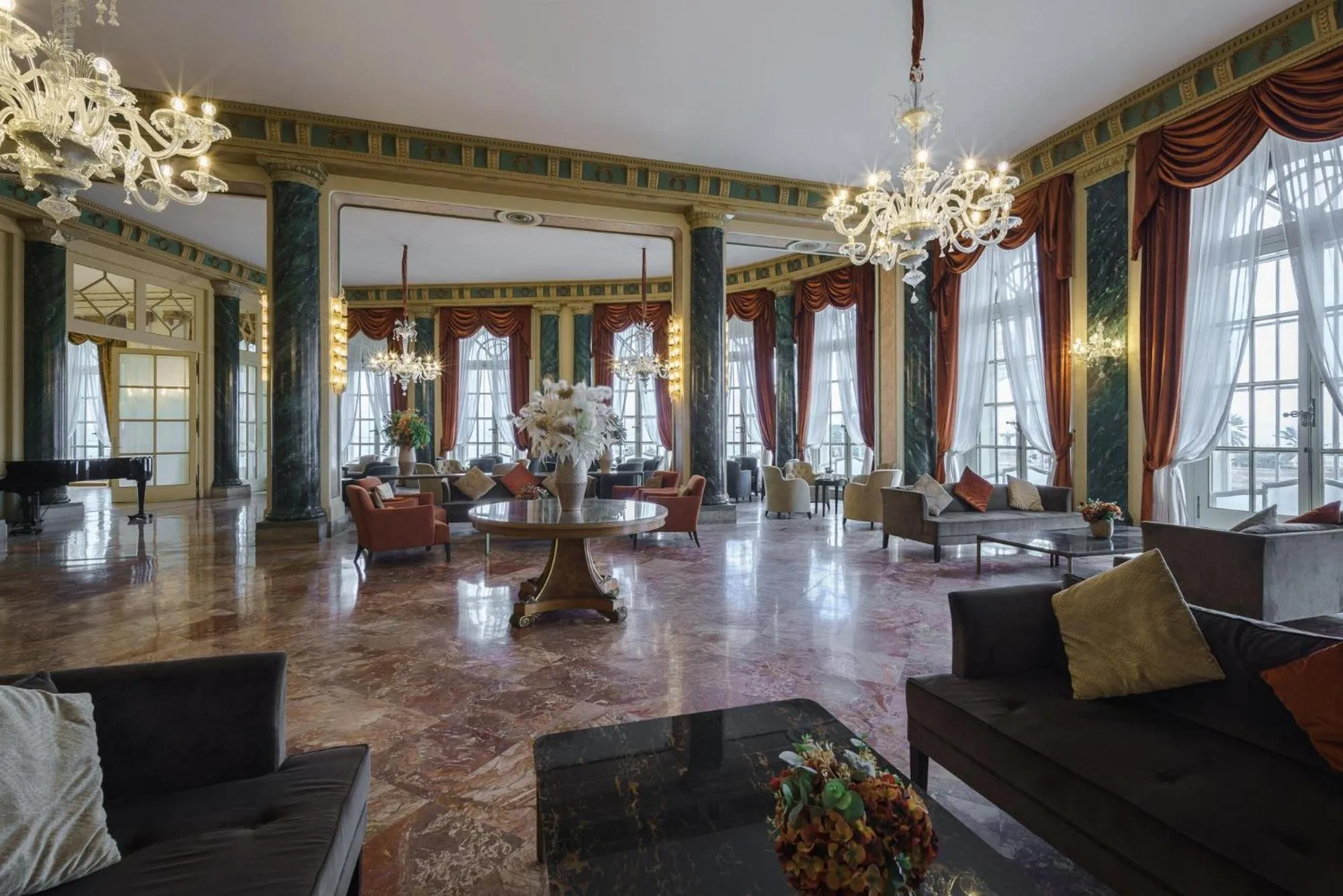 Seating area in Eurostars Hotel Excelsior