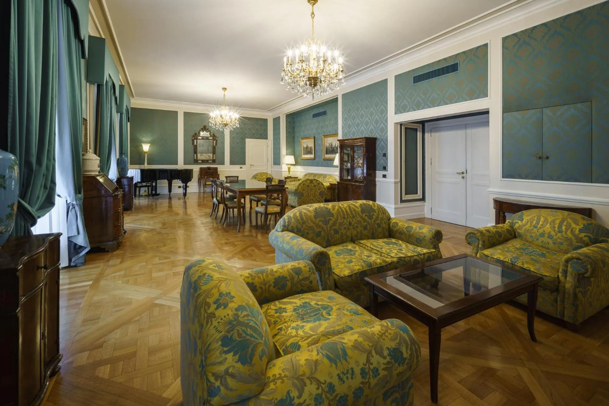 Seating area in Eurostars Hotel Excelsior