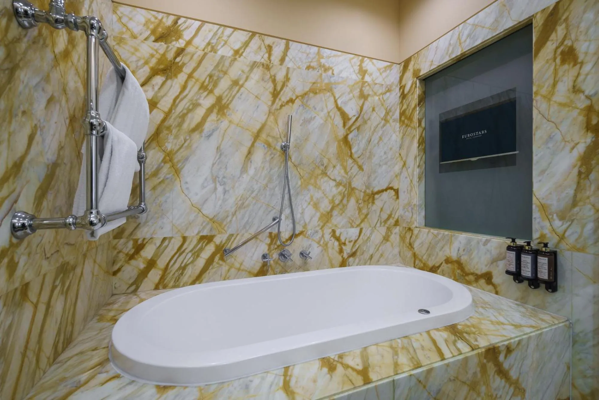 Bath in Eurostars Hotel Excelsior