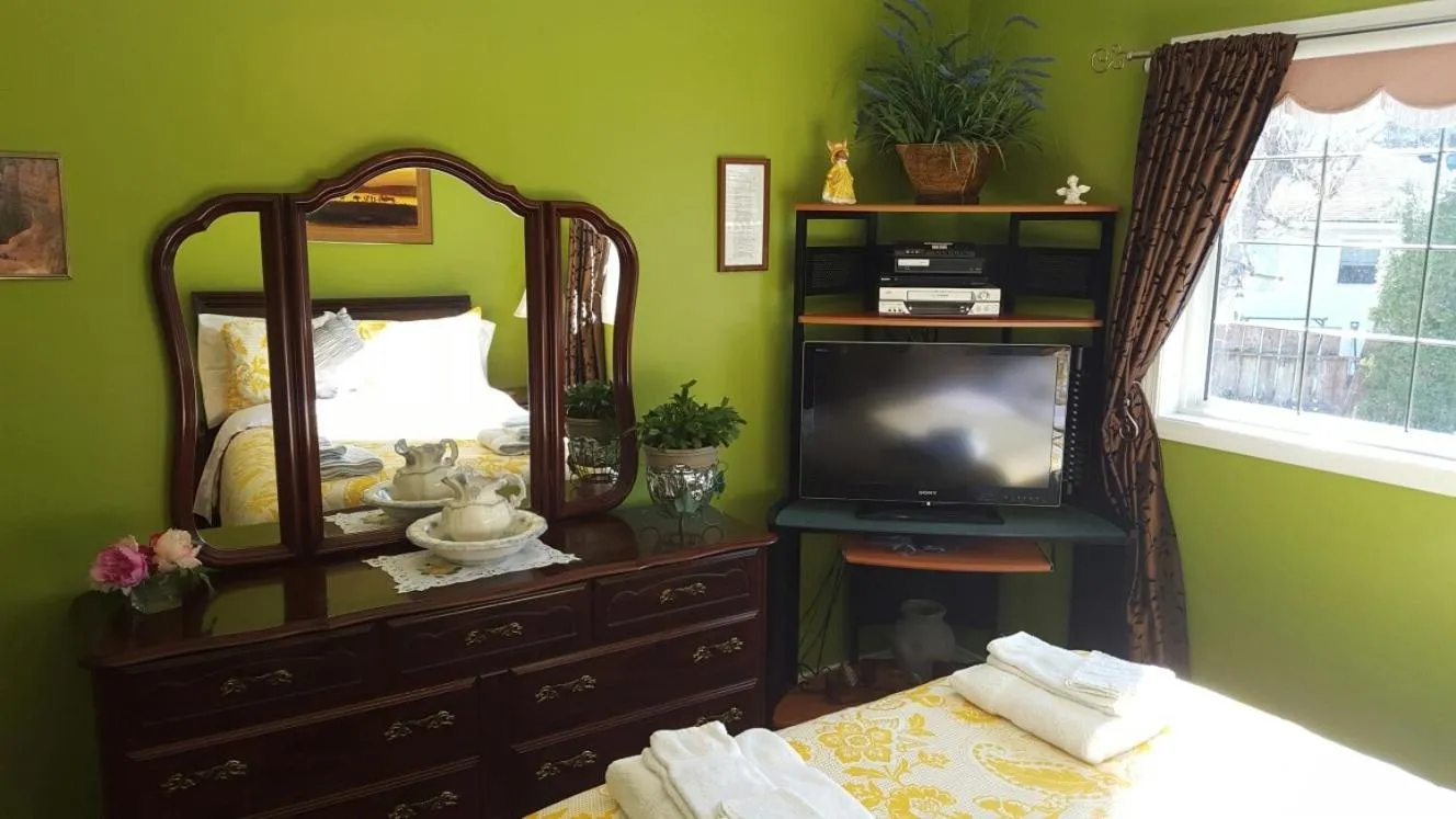 Day, Bed in The Grateful Bed B'n'B