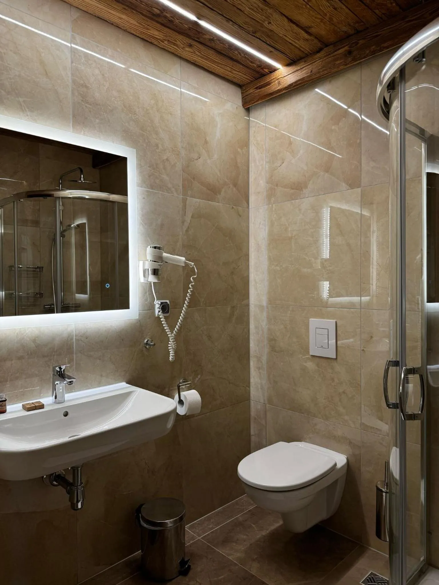 Shower in Alpejski Boutique Hotel