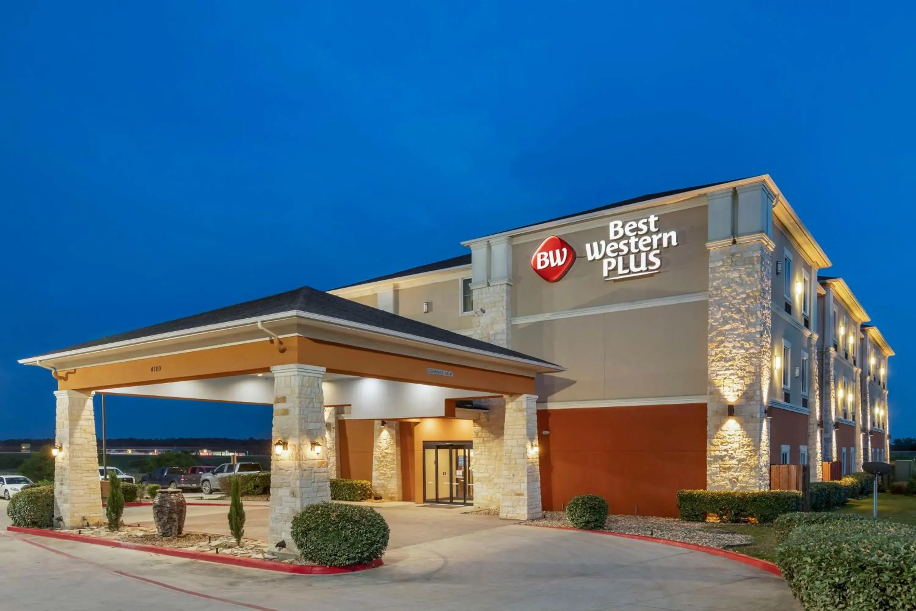 Property building in Best Western Plus Longhorn Inn & Suites Property building in Best Western Plus Longhorn Inn & Suites