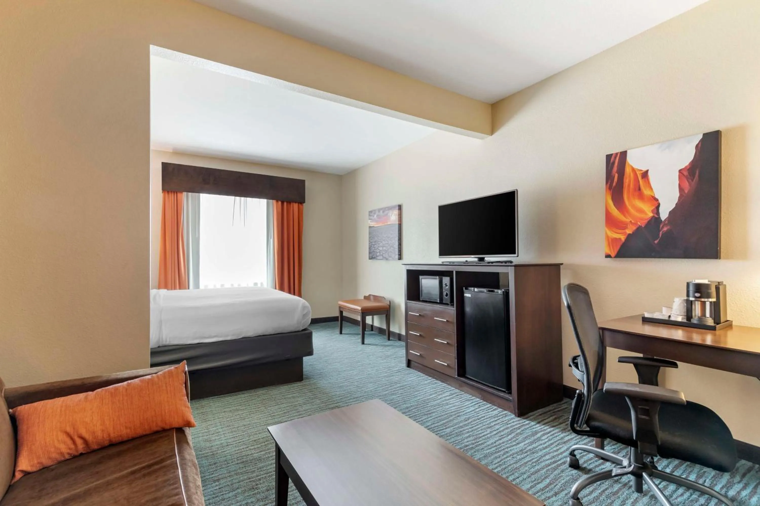 Photo of the whole room, Bed in Best Western Plus Longhorn Inn & Suites
