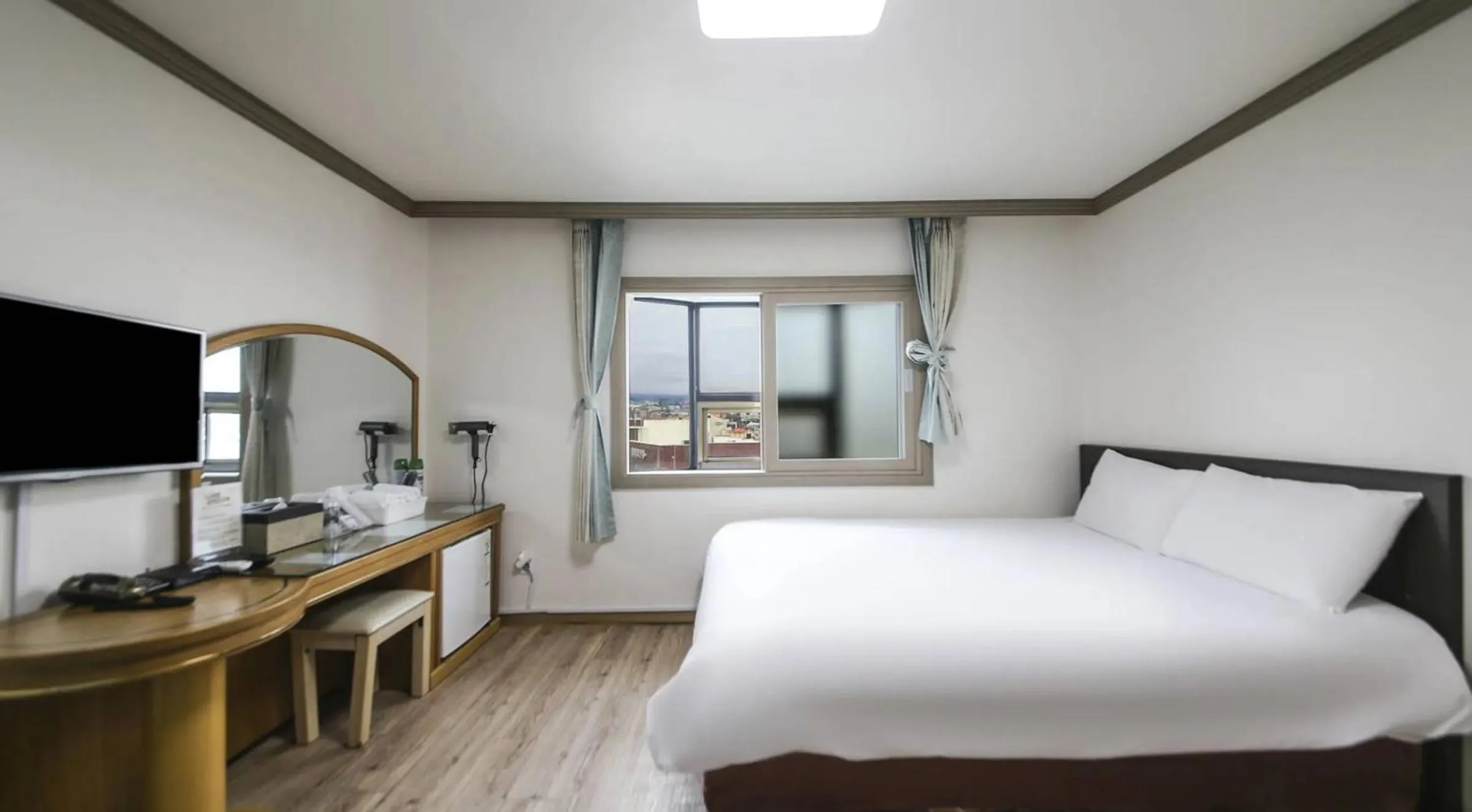 Photo of the whole room, Bed in Top Island Hotel