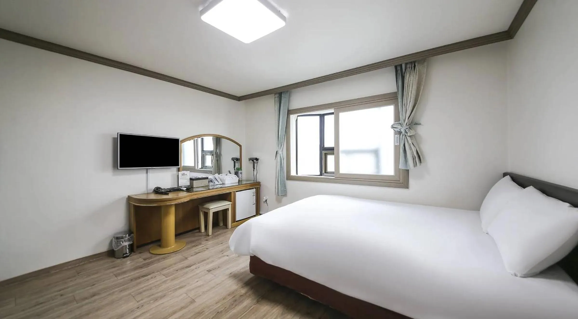 Photo of the whole room, Bed in Top Island Hotel