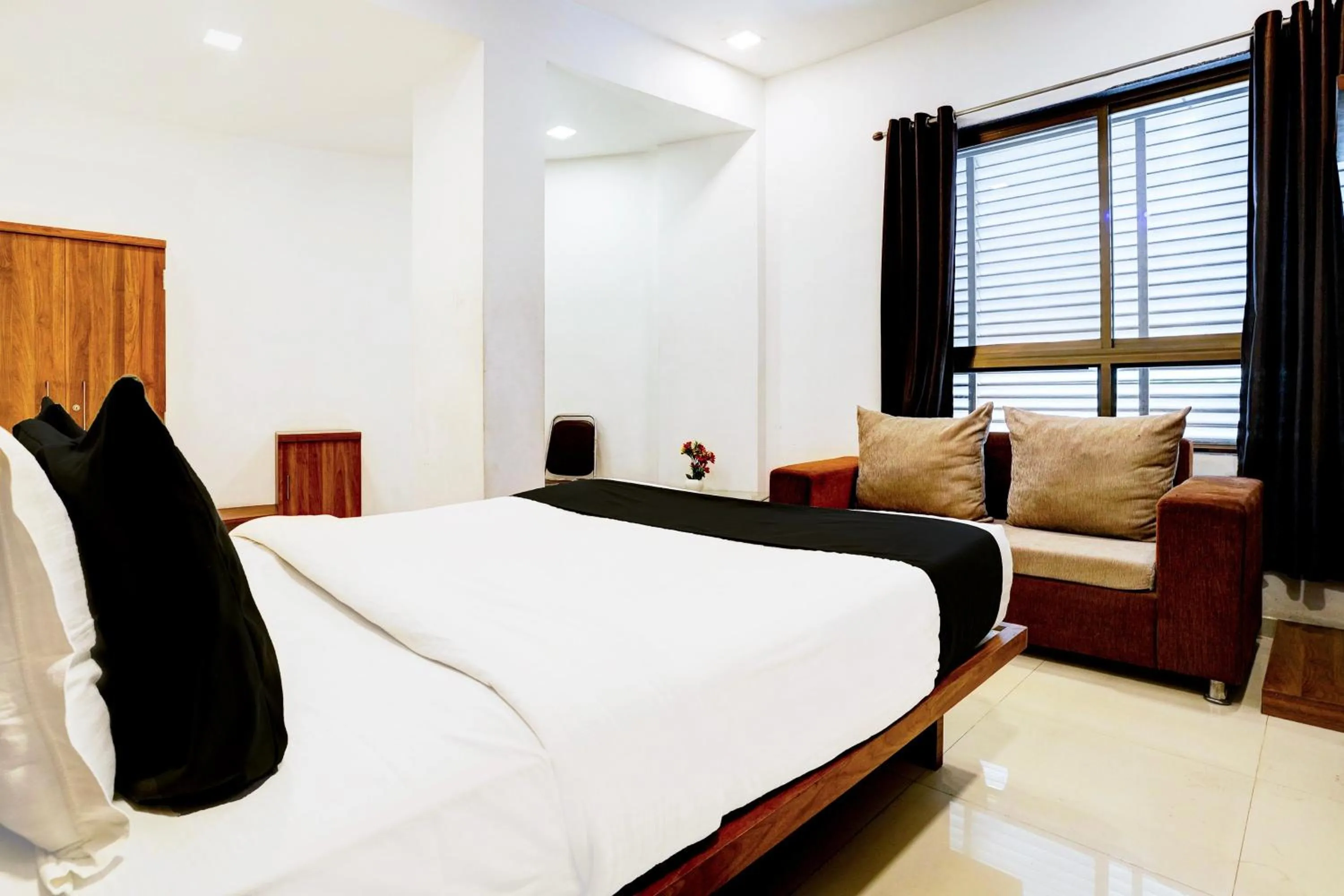 Bedroom, Bed in FabHotel The Address - Nashik Railway Station