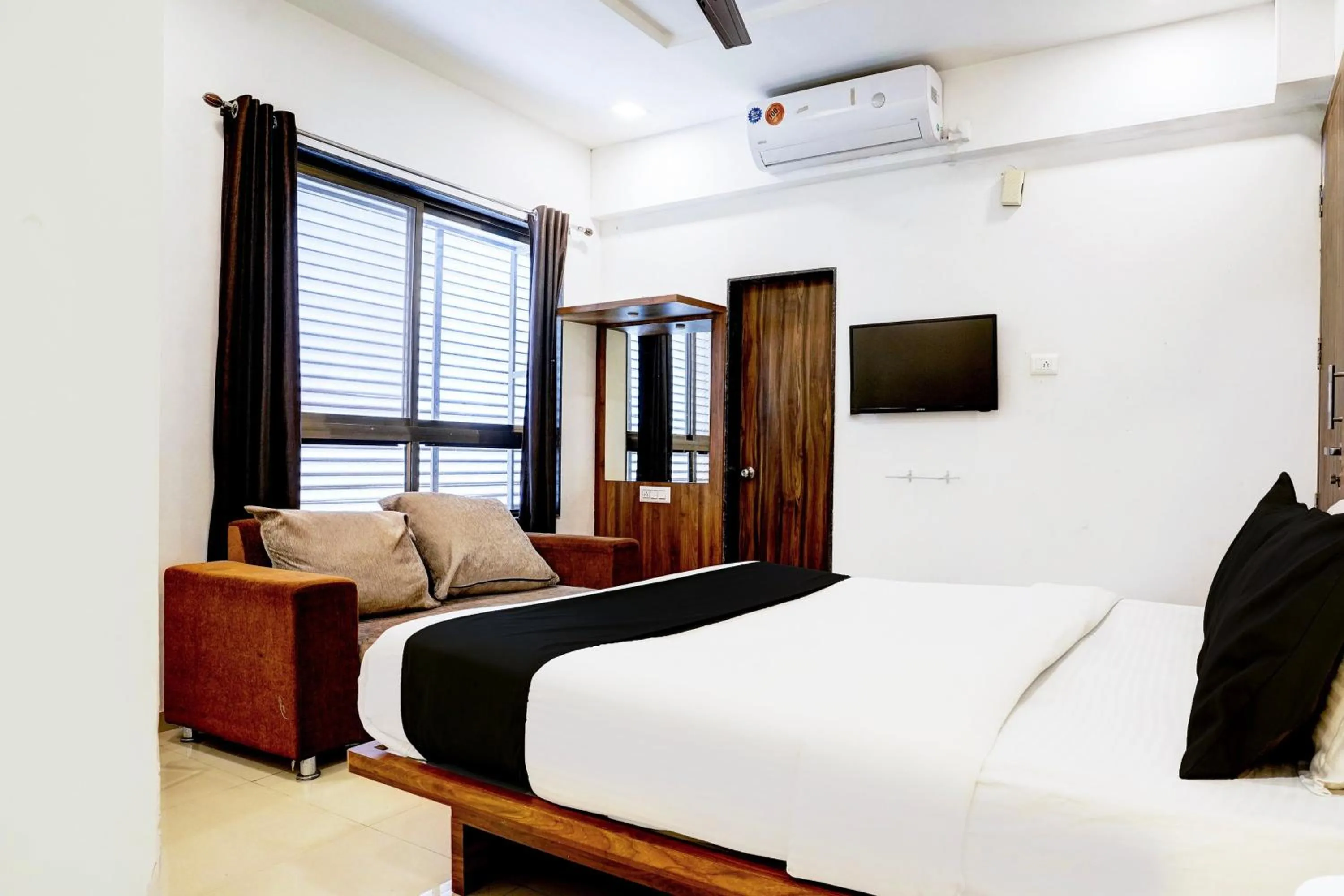 Bedroom, Bed in FabHotel The Address - Nashik Railway Station