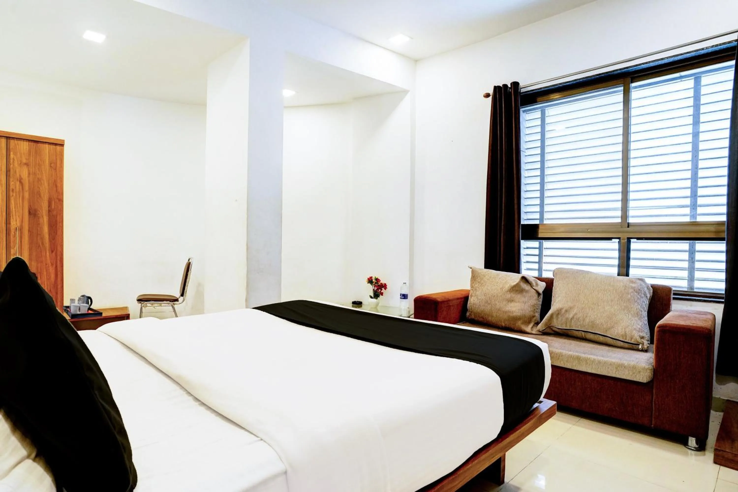 Bedroom, Bed in FabHotel The Address - Nashik Railway Station