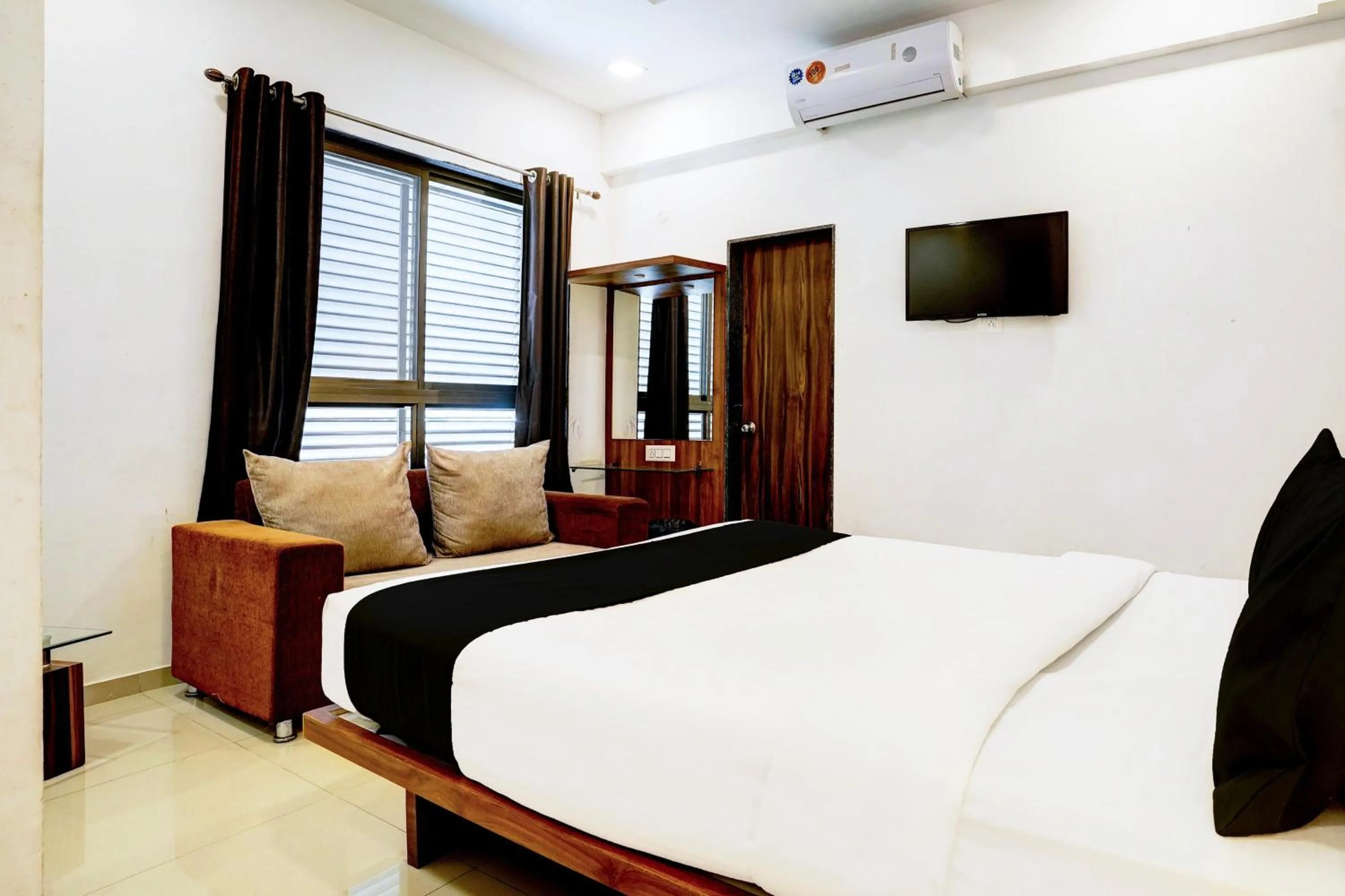 Bedroom, Bed in FabHotel The Address - Nashik Railway Station