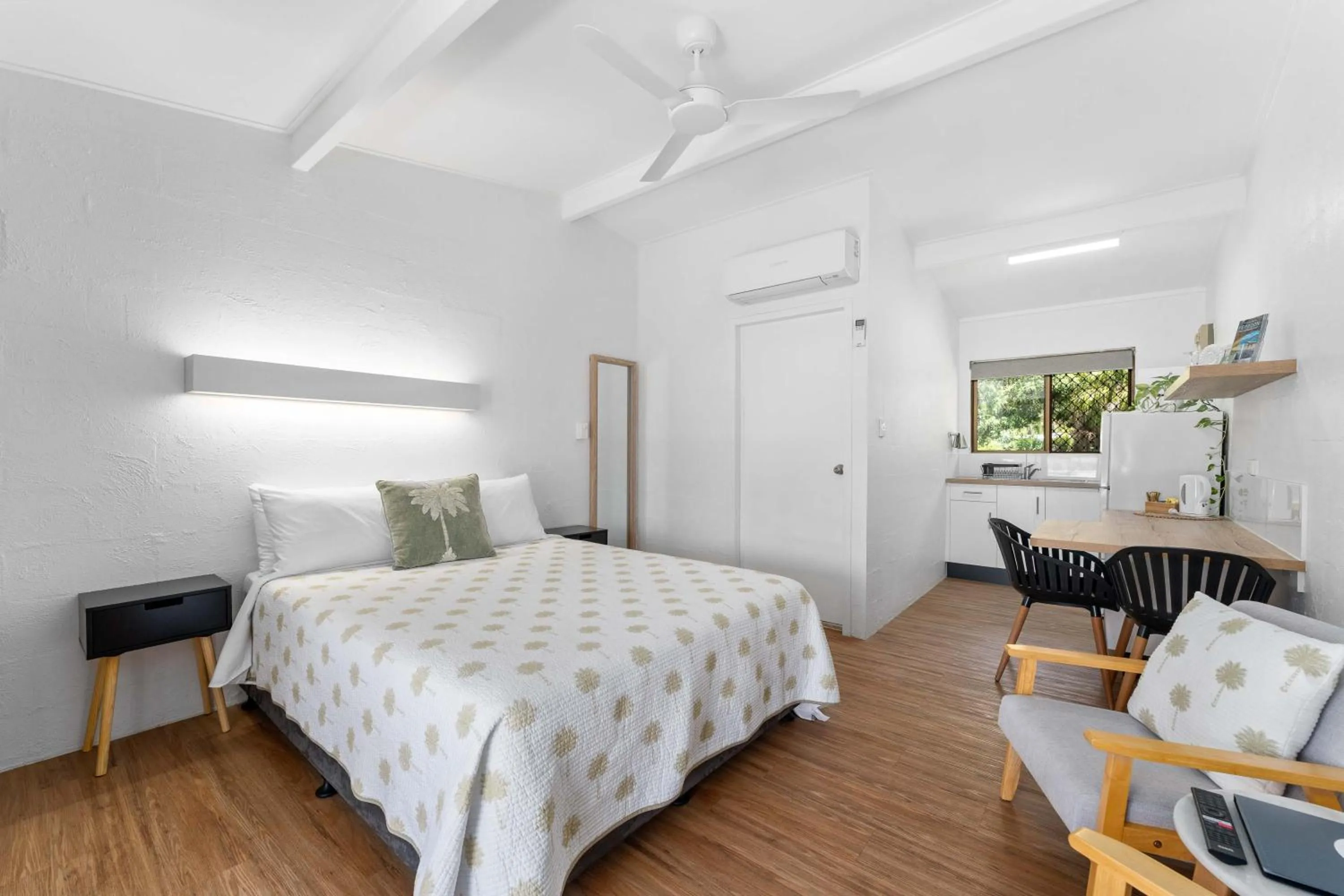 Photo of the whole room, Bed in Kinka Palms Motel