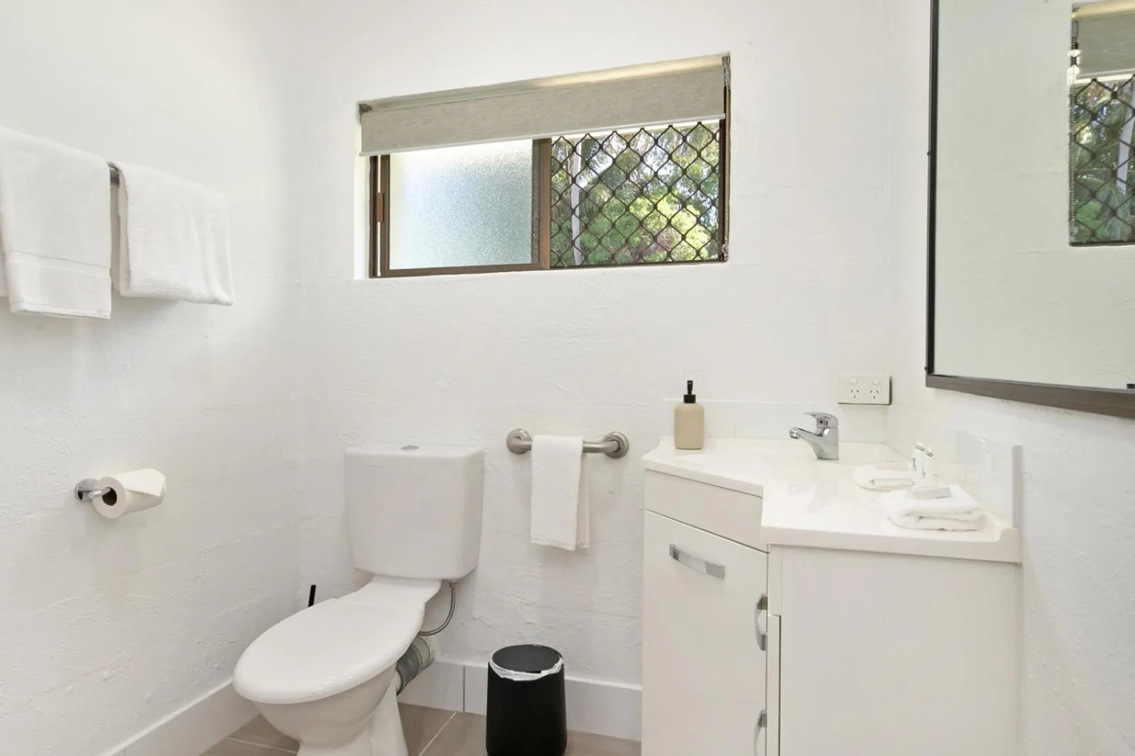 Bathroom in Kinka Palms Motel