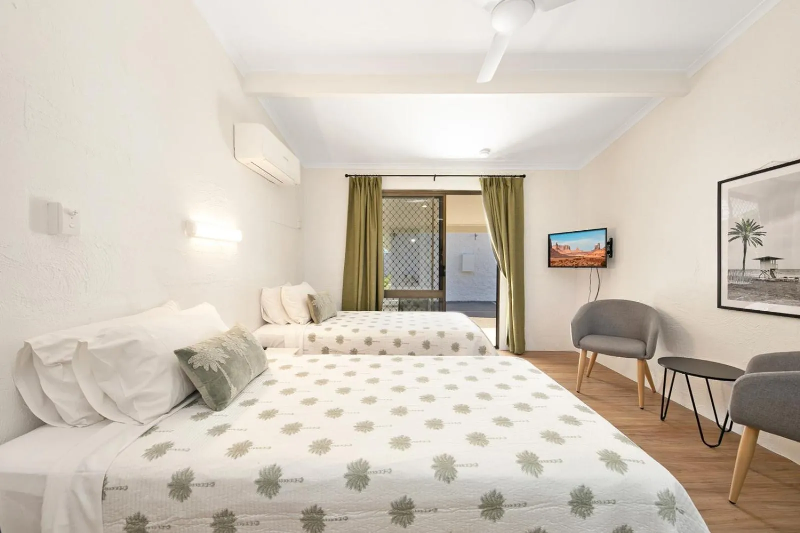 Bed in Kinka Palms Motel