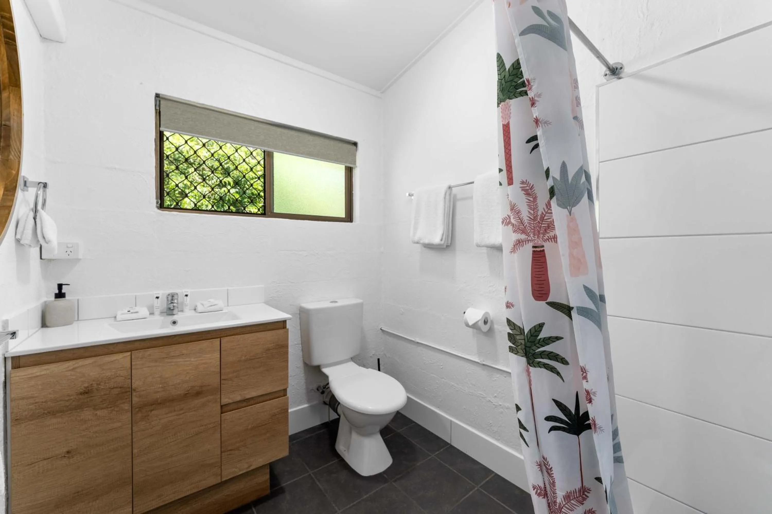 Bathroom in Kinka Palms Motel