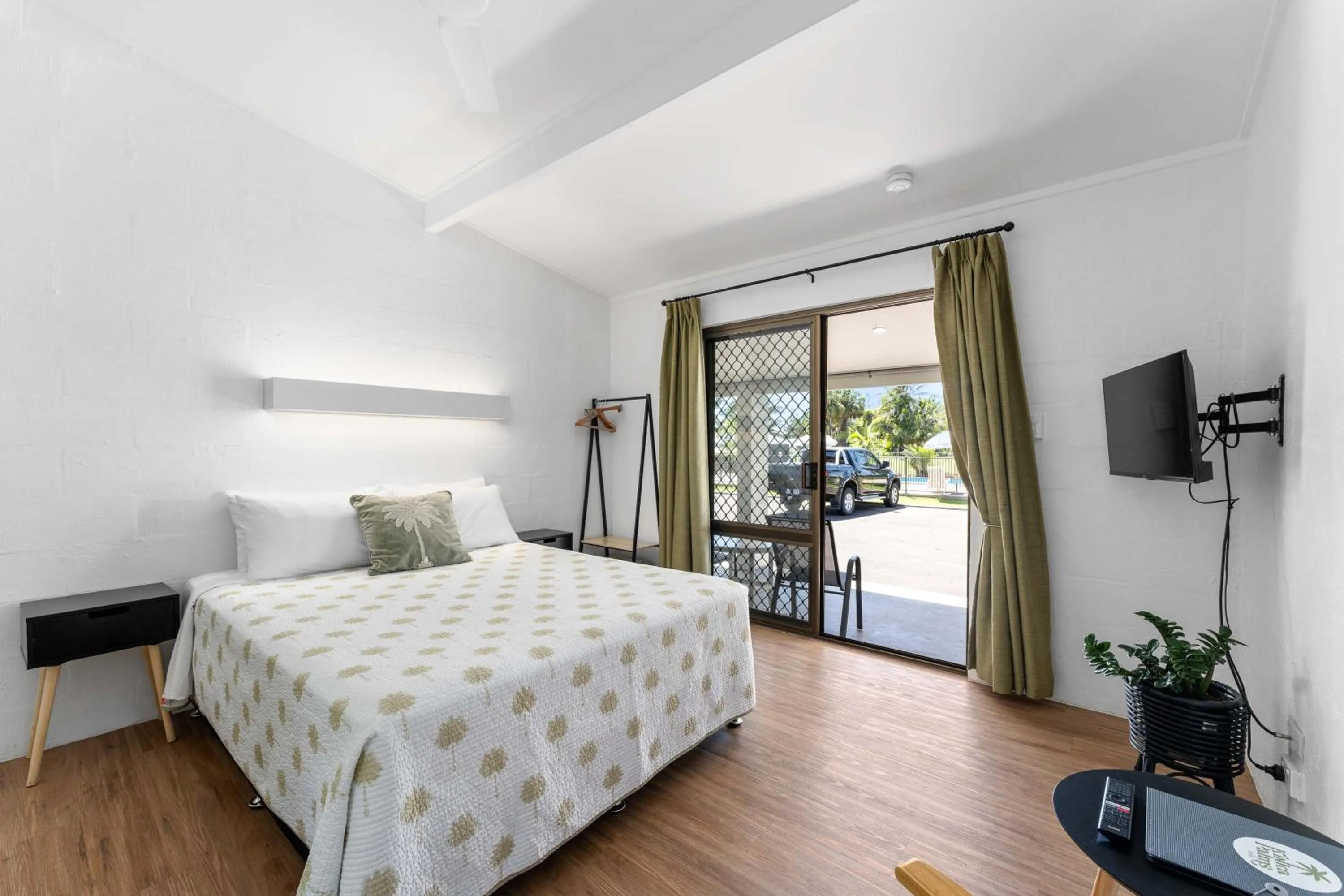 Bed in Kinka Palms Motel