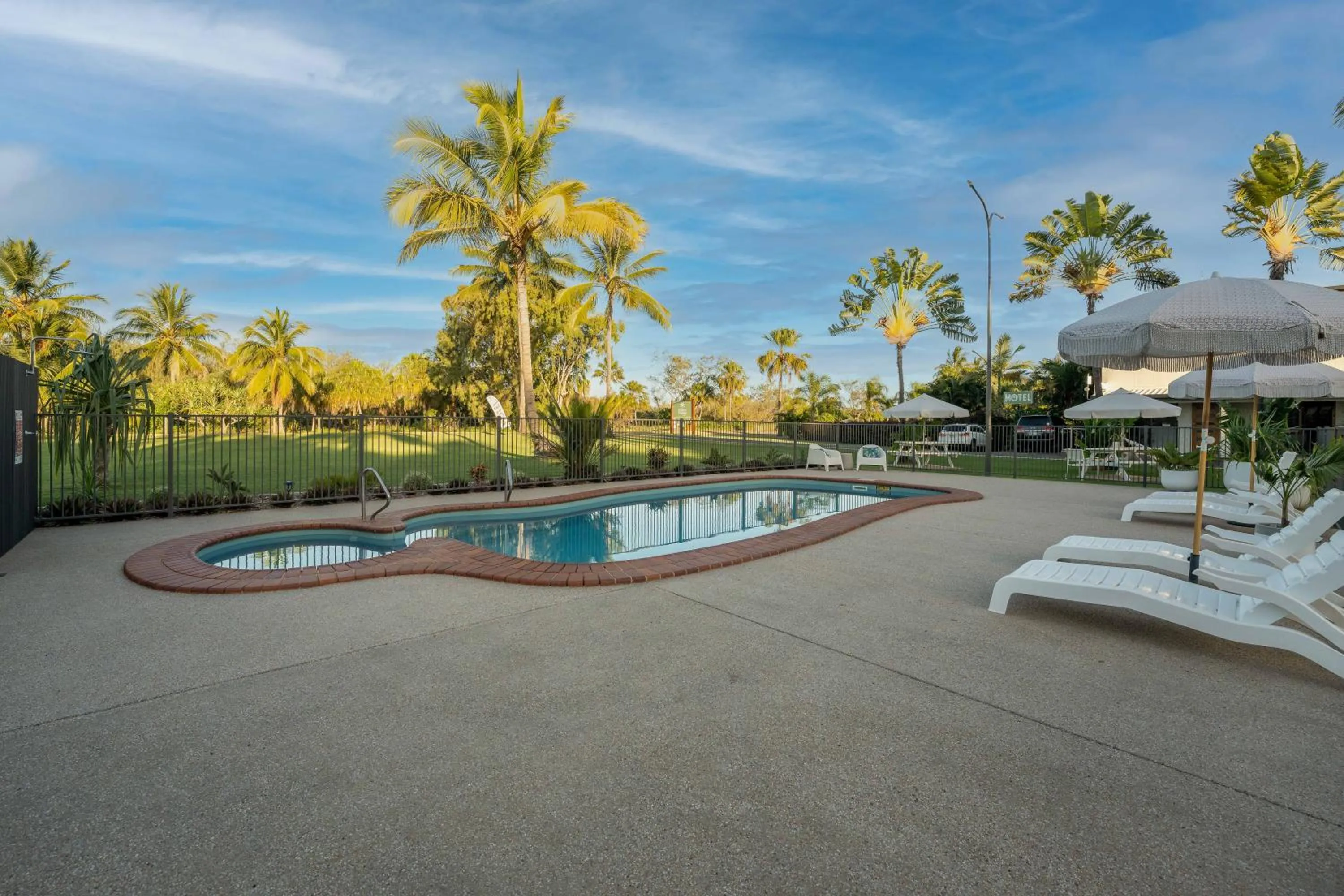 Garden view in Kinka Palms Motel