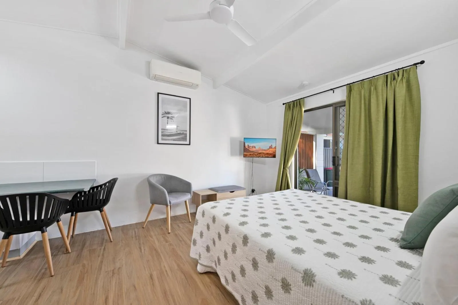 Bed in Kinka Palms Motel