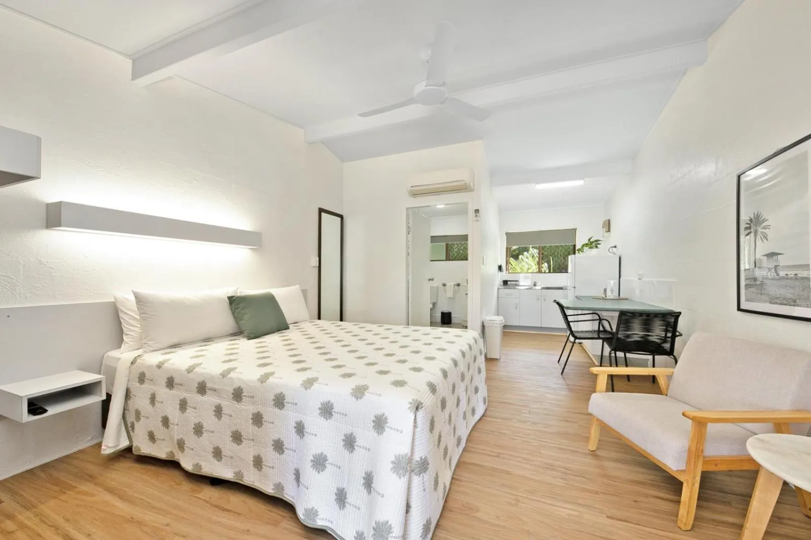 Photo of the whole room, Bed in Kinka Palms Motel