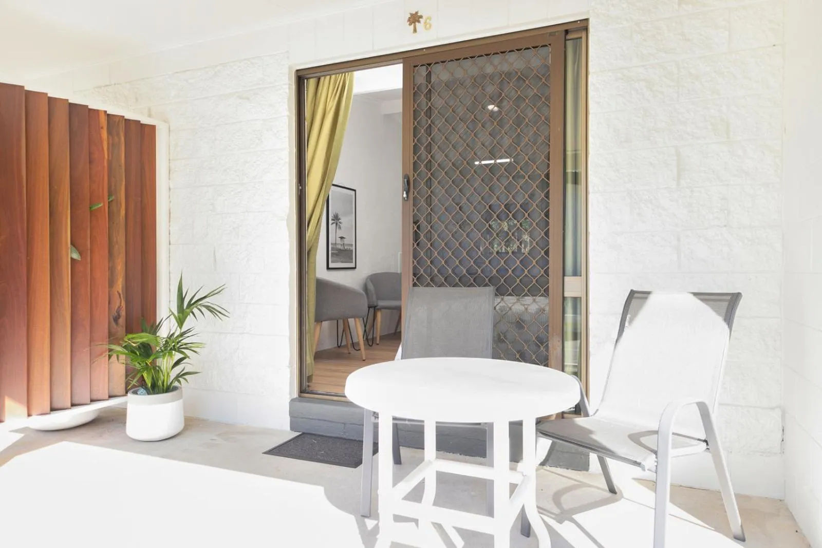 Patio in Kinka Palms Motel